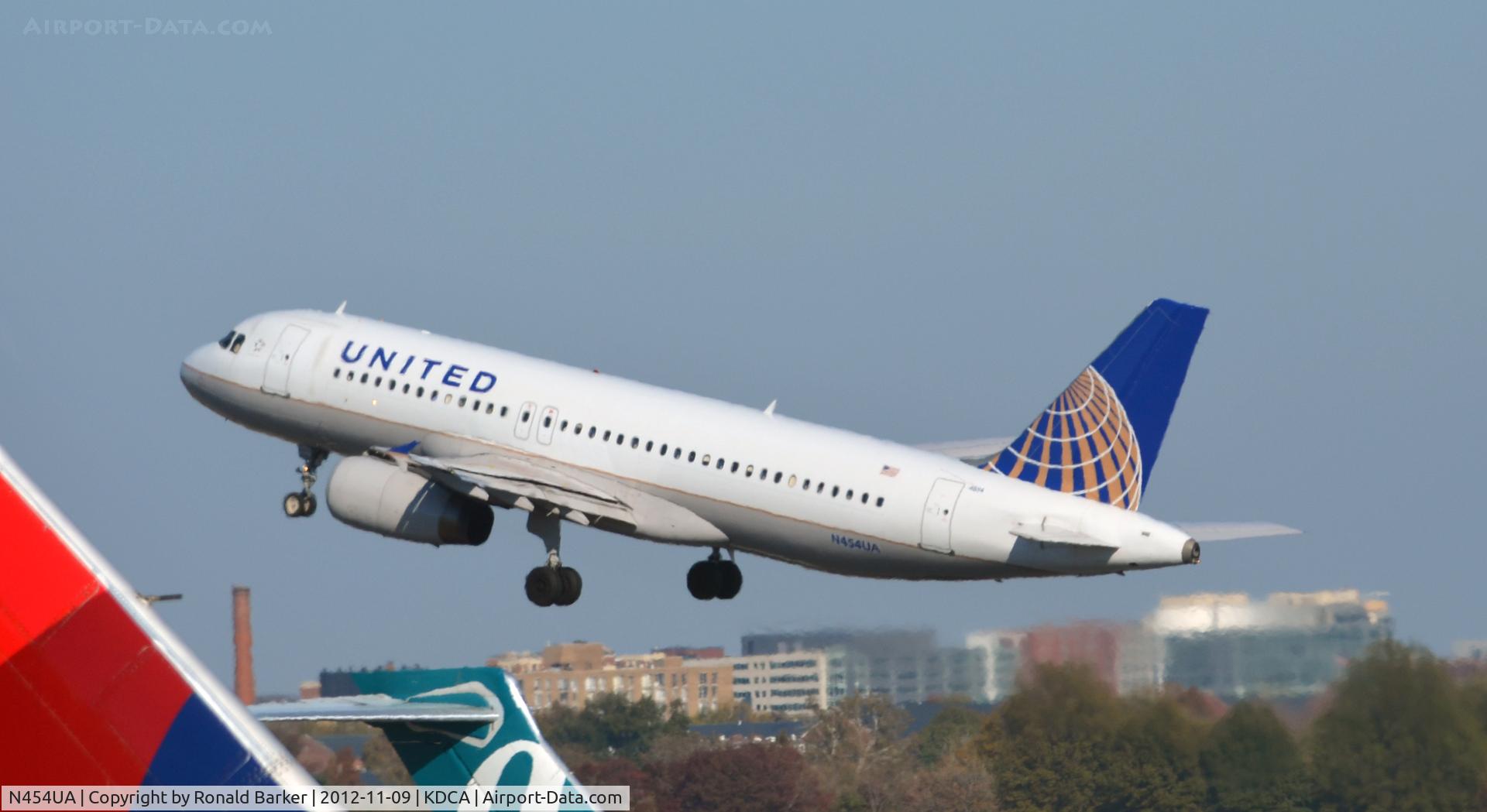 N454UA, 1999 Airbus A320-232 C/N 1104, Takeoff DCA