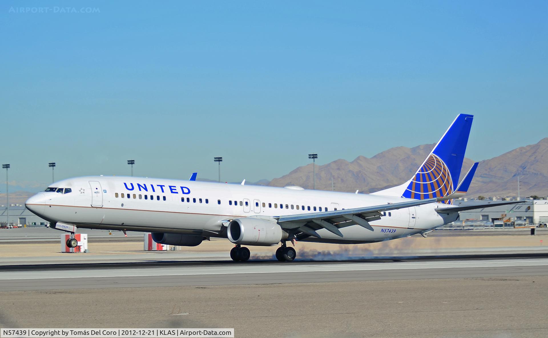 N57439, 2009 Boeing 737-924/ER C/N 33534, N57439 United Airlines Boeing 737-924/ER (cn 33534/2990)

- Las Vegas - McCarran International (LAS / KLAS)
USA - Nevada, December 21, 2012
Photo: Tomás Del Coro