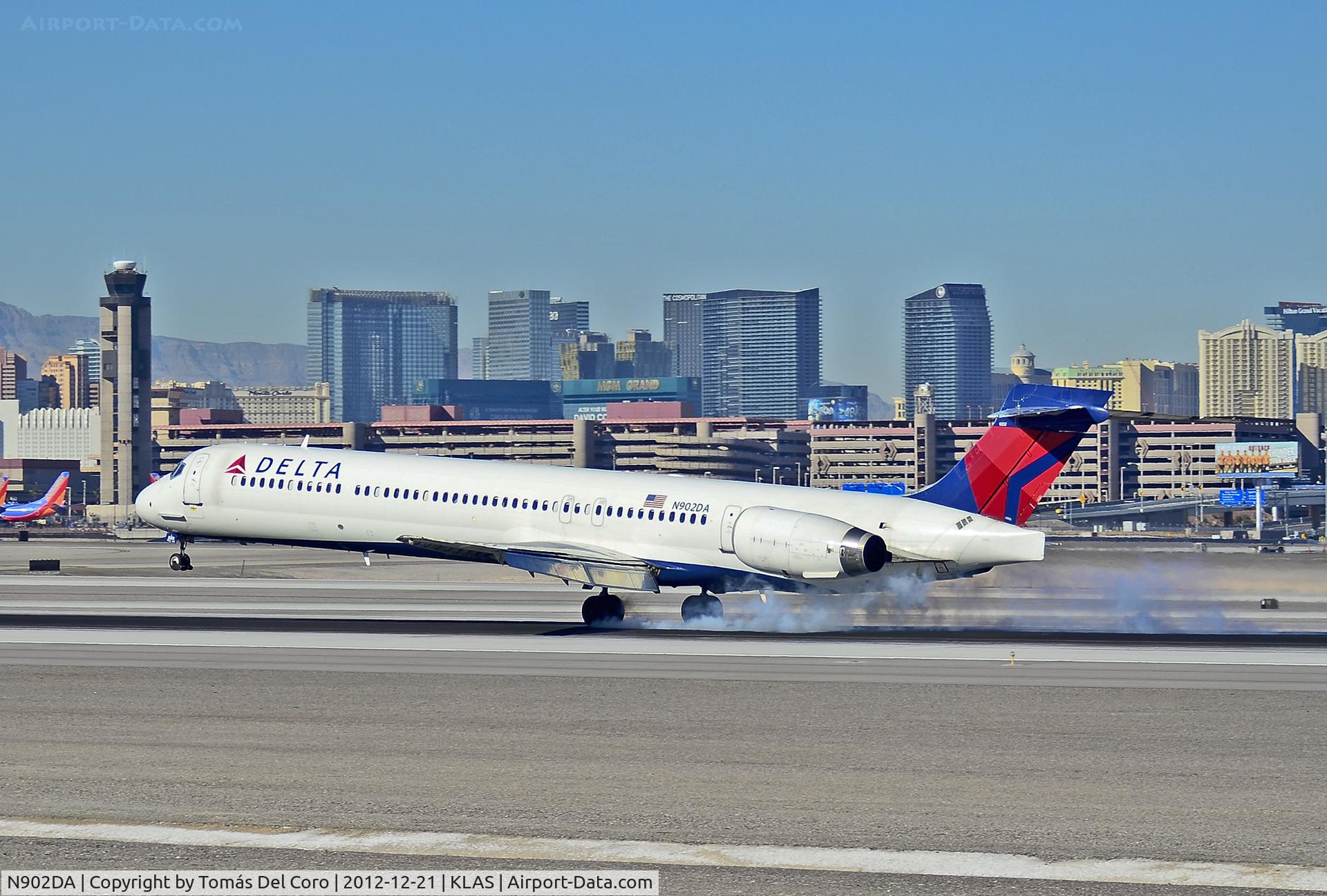 N902DA, 1994 McDonnell Douglas MD-90-30 C/N 53382, N902DA Delta Air Lines McDonnell Douglas MD-90-30 cn 53382/2094)

- Las Vegas - McCarran International (LAS / KLAS)
USA - Nevada, December 21, 2012
Photo: Tomás Del Coro