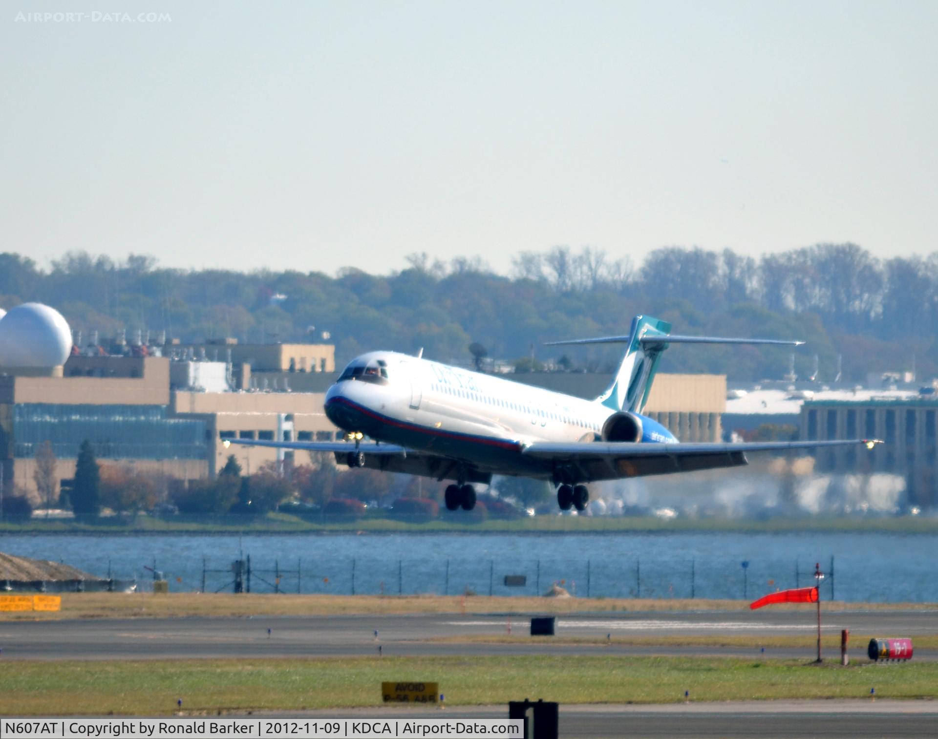 N607AT, 2000 Boeing 717-200 C/N 55074, Landing DCA