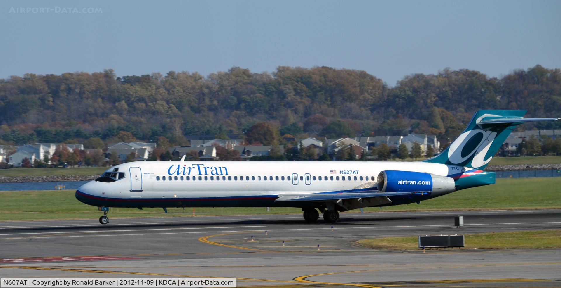 N607AT, 2000 Boeing 717-200 C/N 55074, Landing DCA