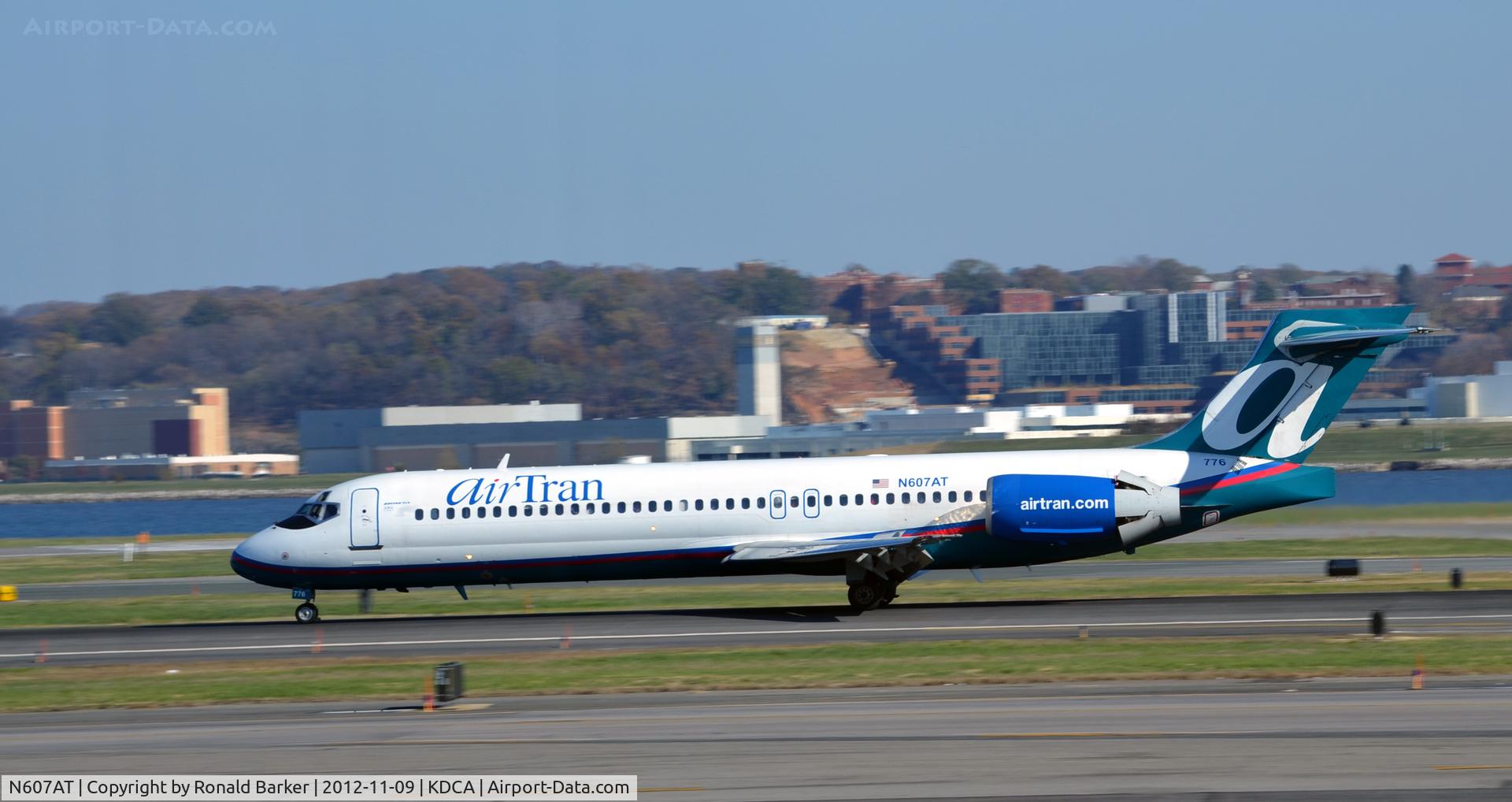 N607AT, 2000 Boeing 717-200 C/N 55074, Landing roll DCA