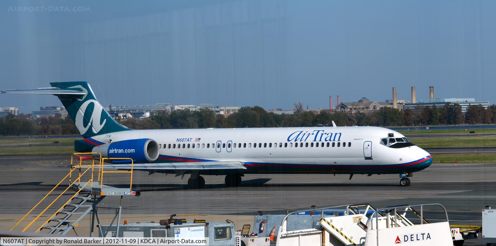 N607AT, 2000 Boeing 717-200 C/N 55074, Taxi DCA