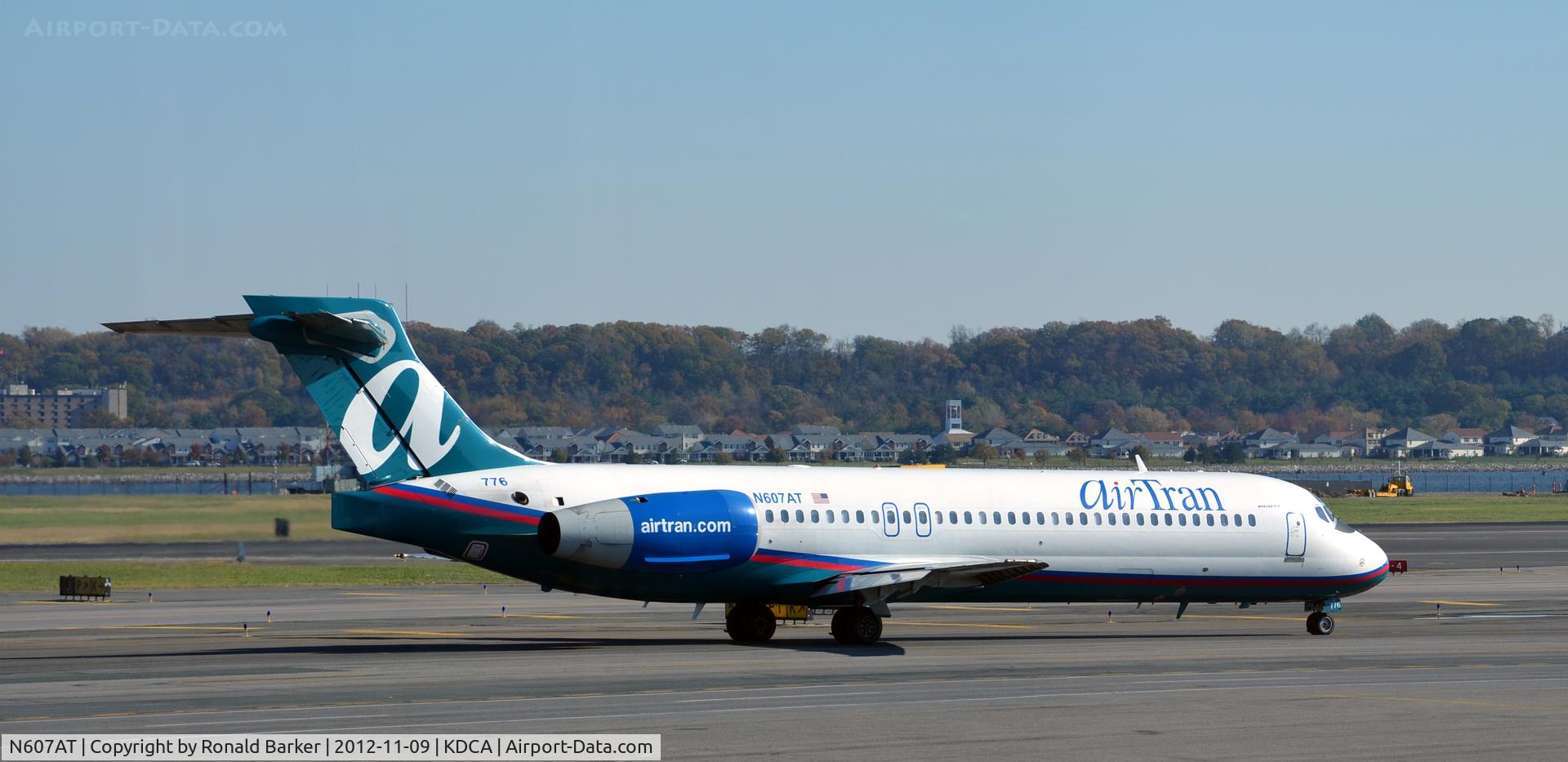 N607AT, 2000 Boeing 717-200 C/N 55074, Taxi DCA