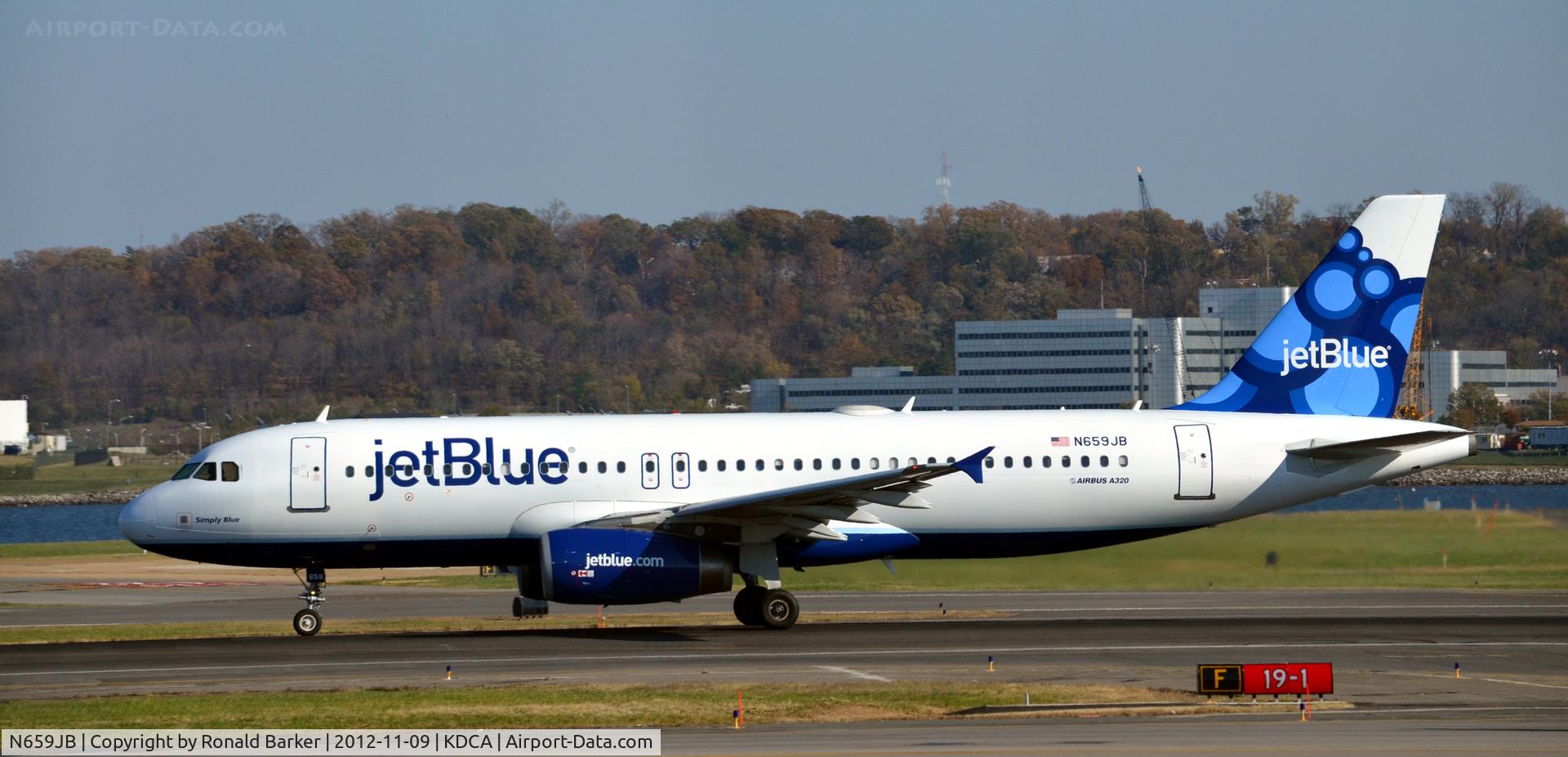 N659JB, 2007 Airbus A320-232 C/N 3190, Takeoff roll DCA