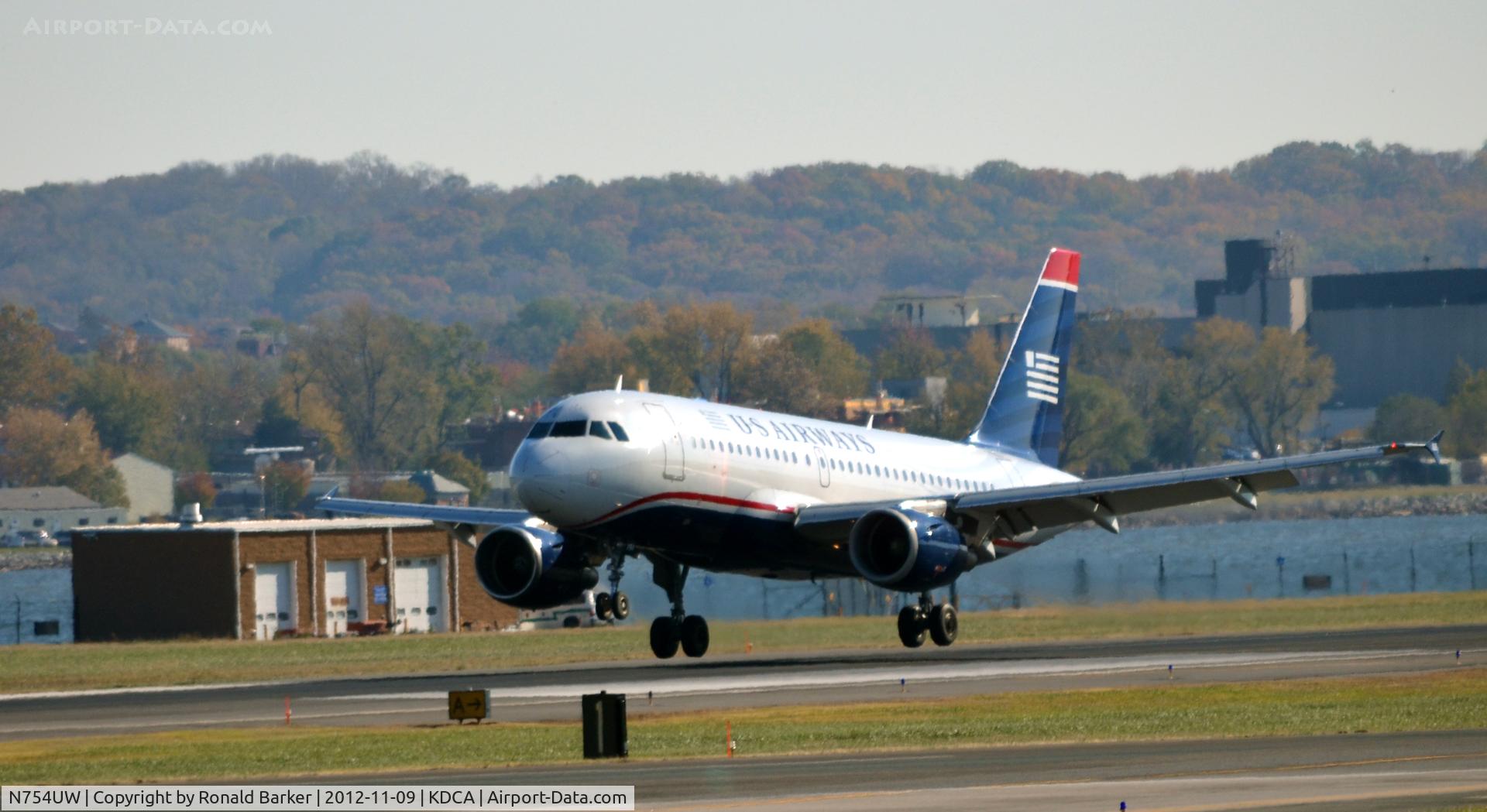 N754UW, 2000 Airbus A319-112 C/N 1328, Landing DCA