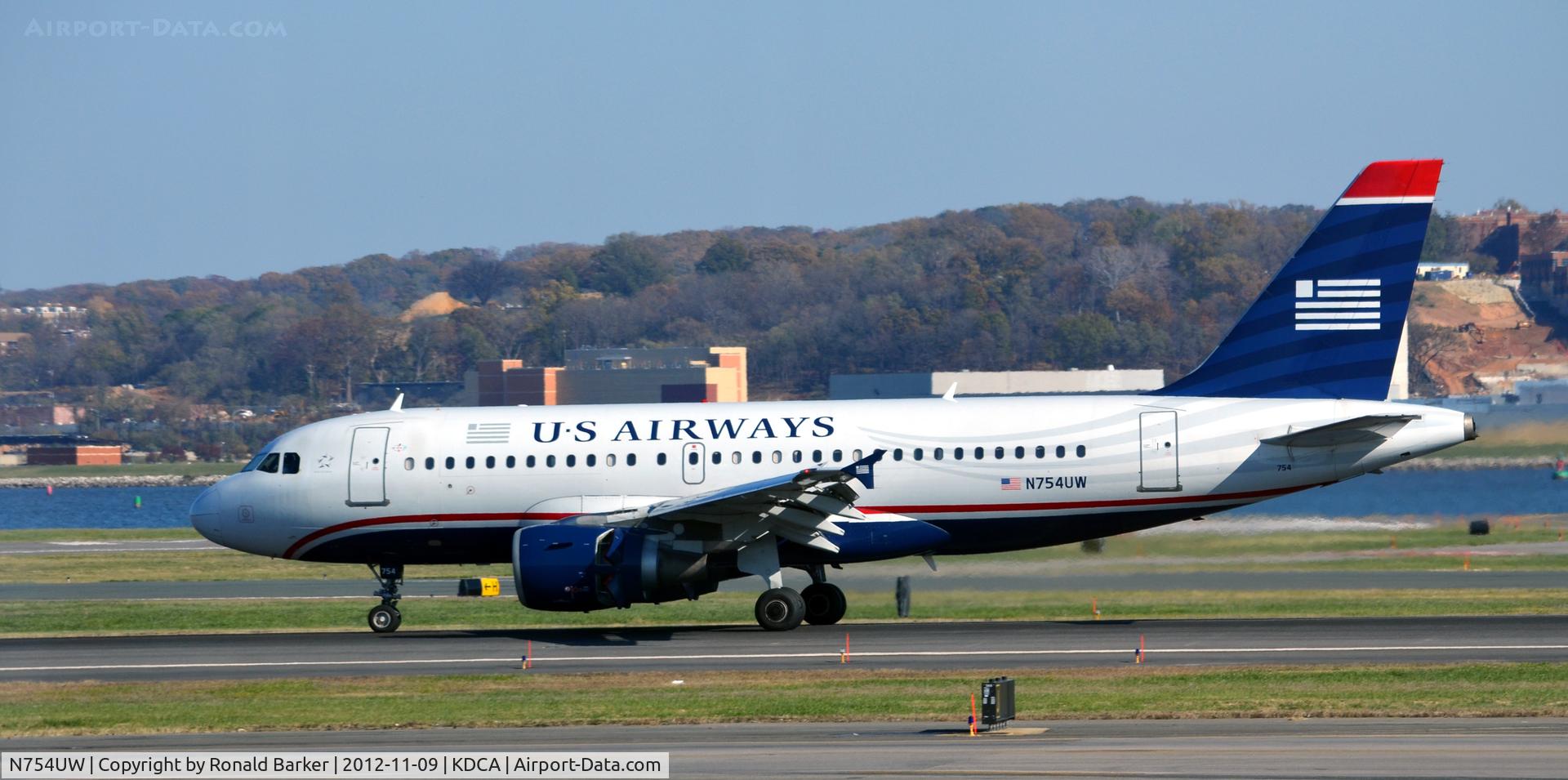 N754UW, 2000 Airbus A319-112 C/N 1328, Landing DCA