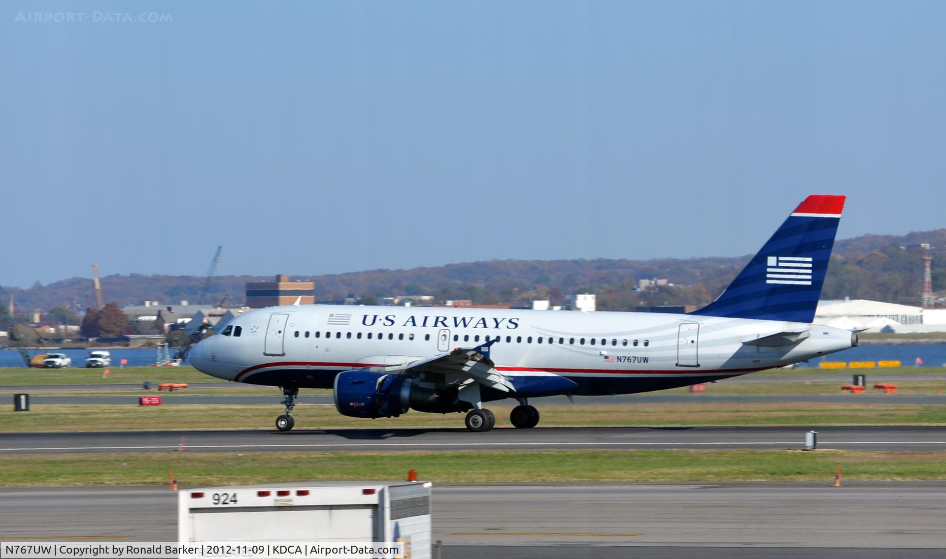 N767UW, 2000 Airbus A319-112 C/N 1382, Landing roll DCA