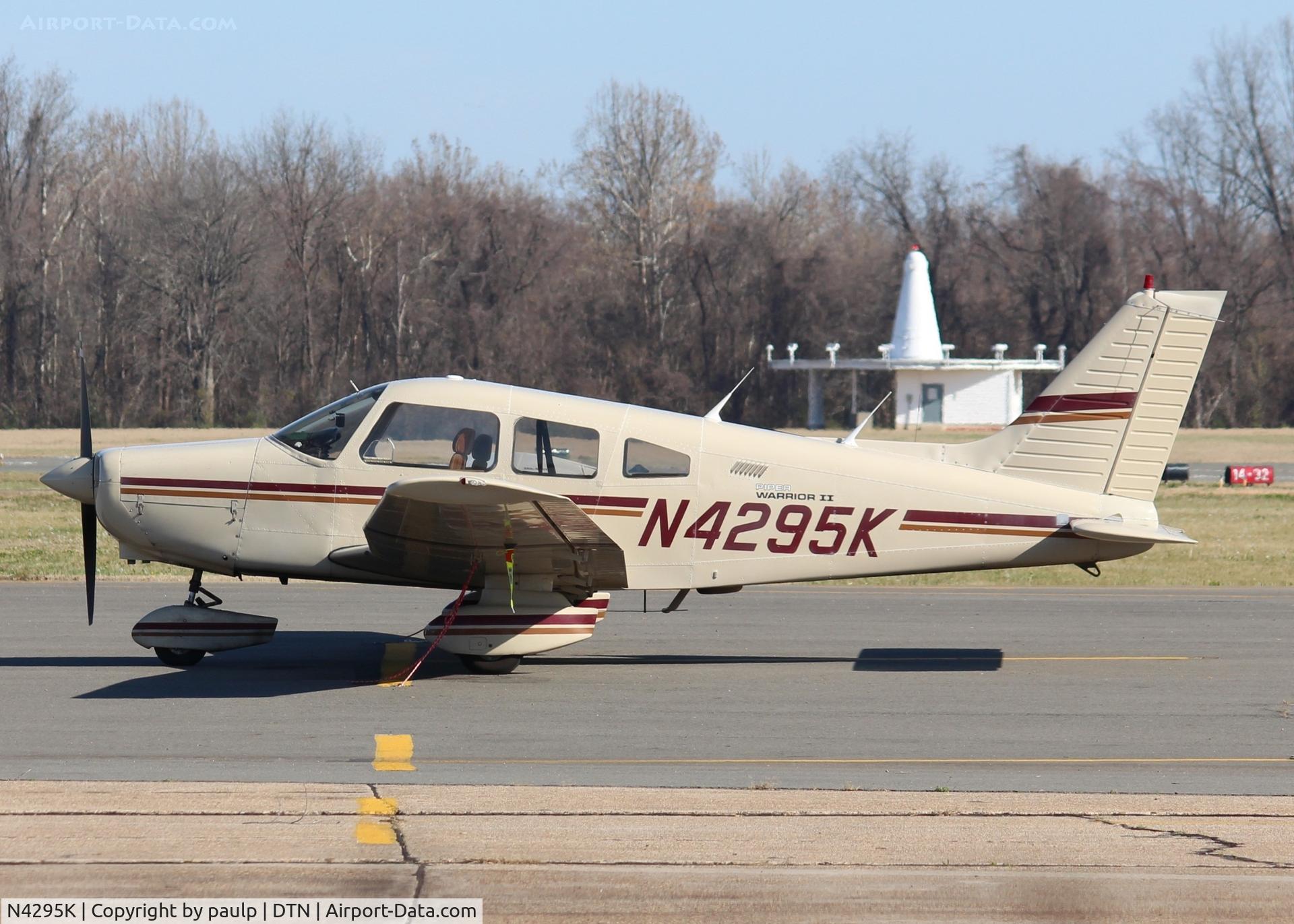 N4295K, 1983 Piper PA-28-161 C/N 28-8316052, At Downtown Shreveport.
