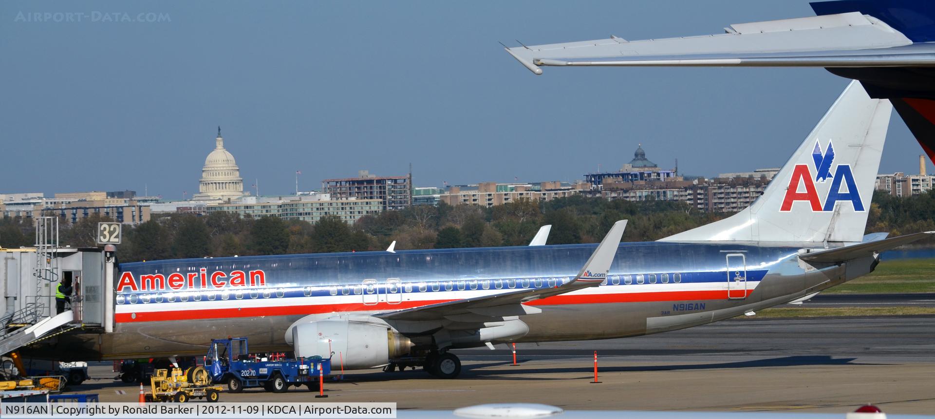 N916AN, 1999 Boeing 737-823 C/N 29517, Landing roll DCA