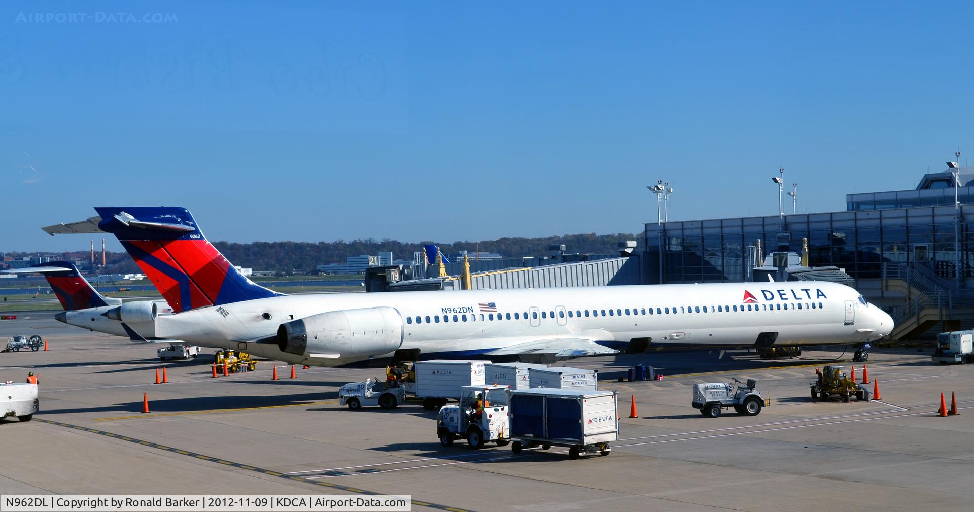 N962DL, 1990 McDonnell Douglas MD-88 C/N 49981, DCA VA