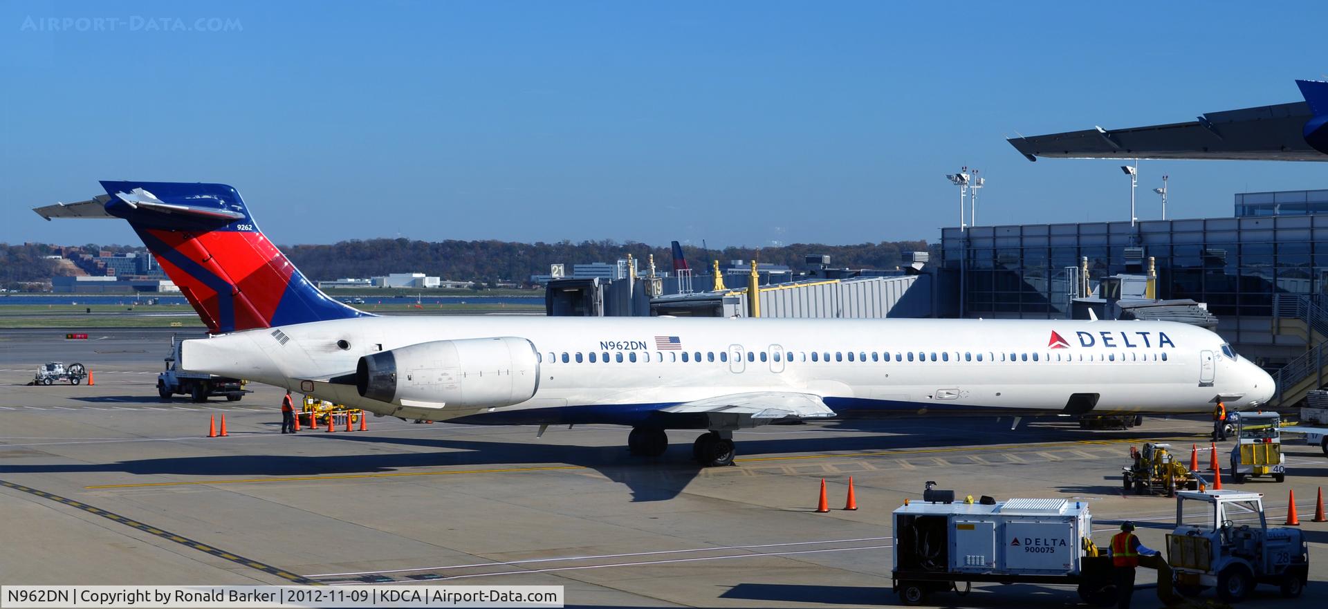 N962DN, McDonnell Douglas MD-90-30 C/N 53532, DCA VA