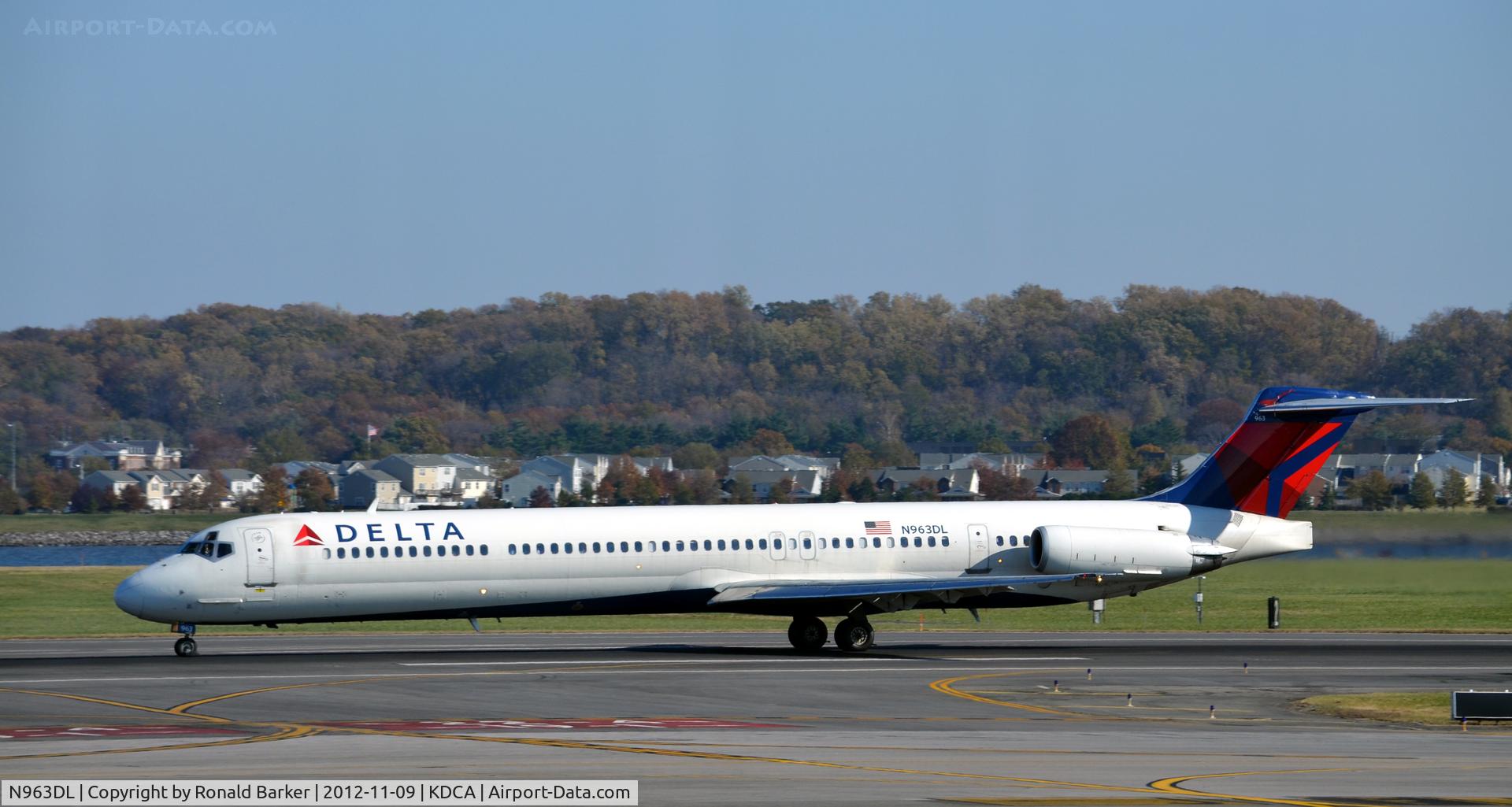 N963DL, 1990 McDonnell Douglas MD-88 C/N 49982, Takeoff DCA