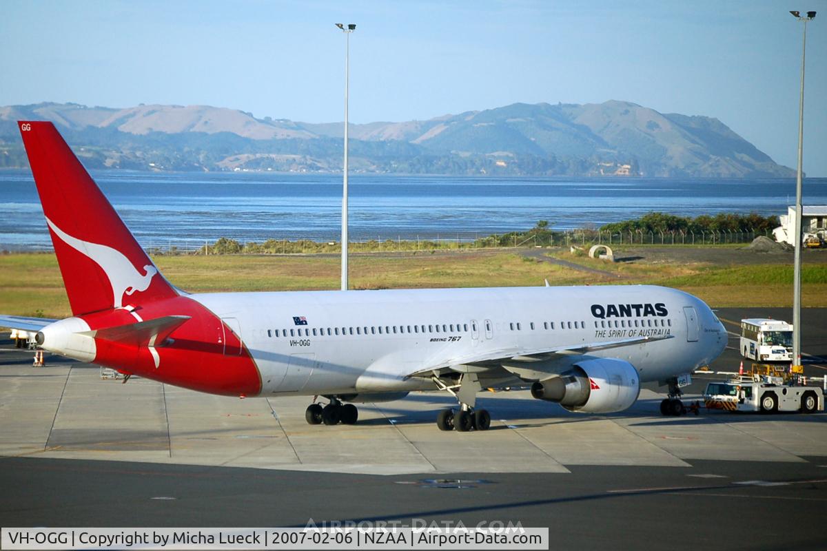 VH-OGG, 1990 Boeing 767-338 C/N 24929, At Auckland