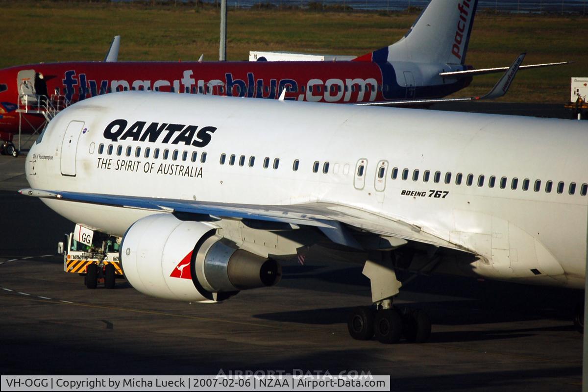 VH-OGG, 1990 Boeing 767-338 C/N 24929, At Auckland