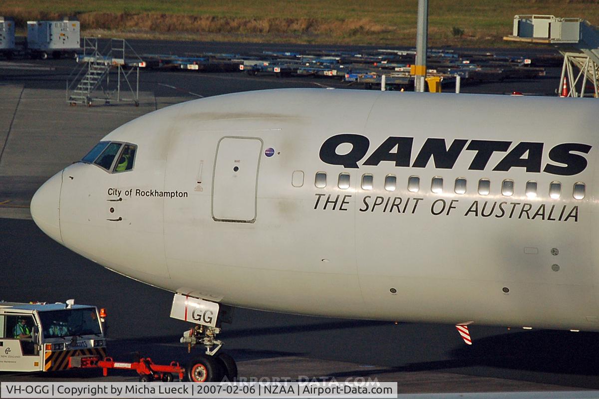 VH-OGG, 1990 Boeing 767-338 C/N 24929, At Auckland