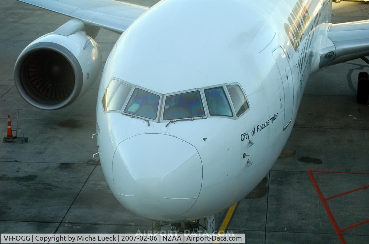 VH-OGG, 1990 Boeing 767-338 C/N 24929, At Auckland