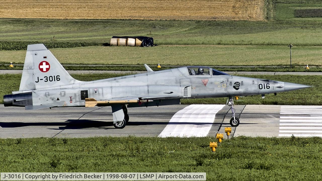 J-3016, Northrop F-5E Tiger II C/N L.1016, lined up for departure