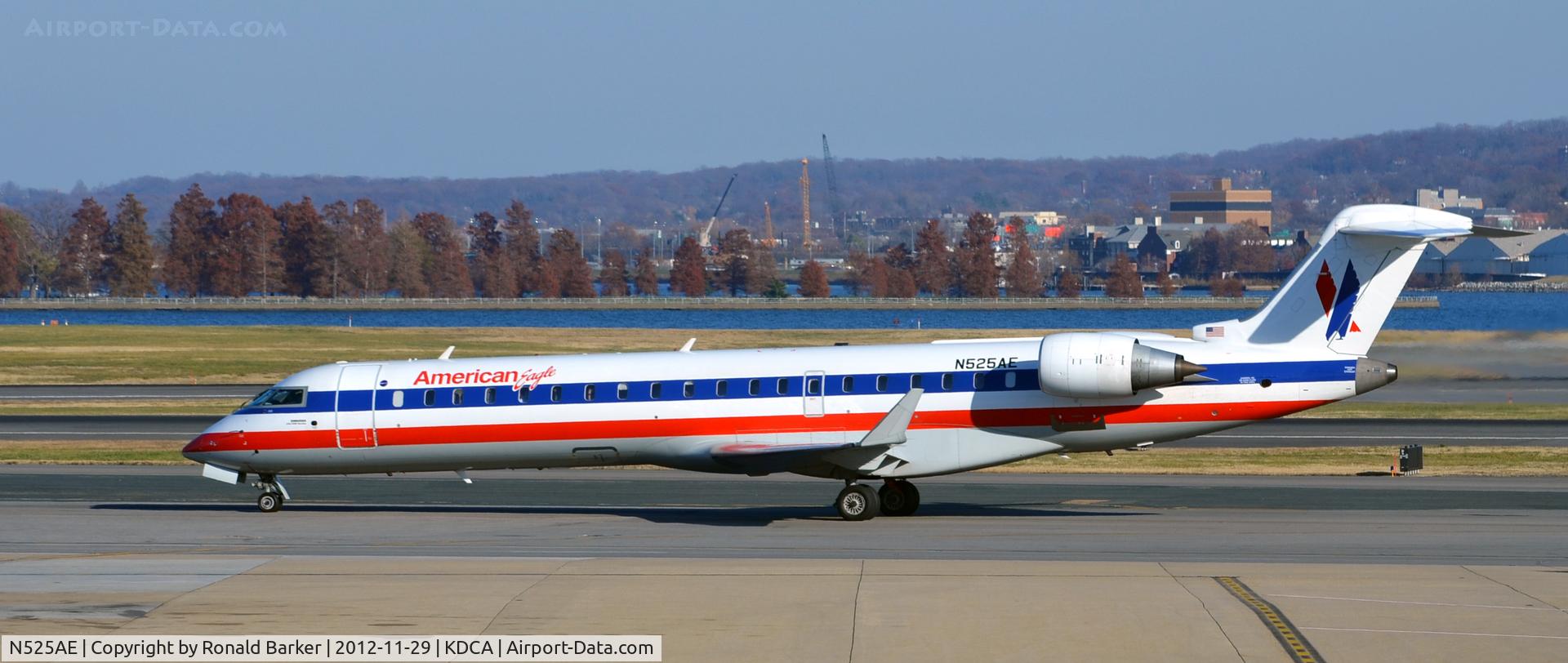 N525AE, Bombardier CRJ-701ER (CL-600-2C10) Regional Jet C/N 10302, Taxi DCA