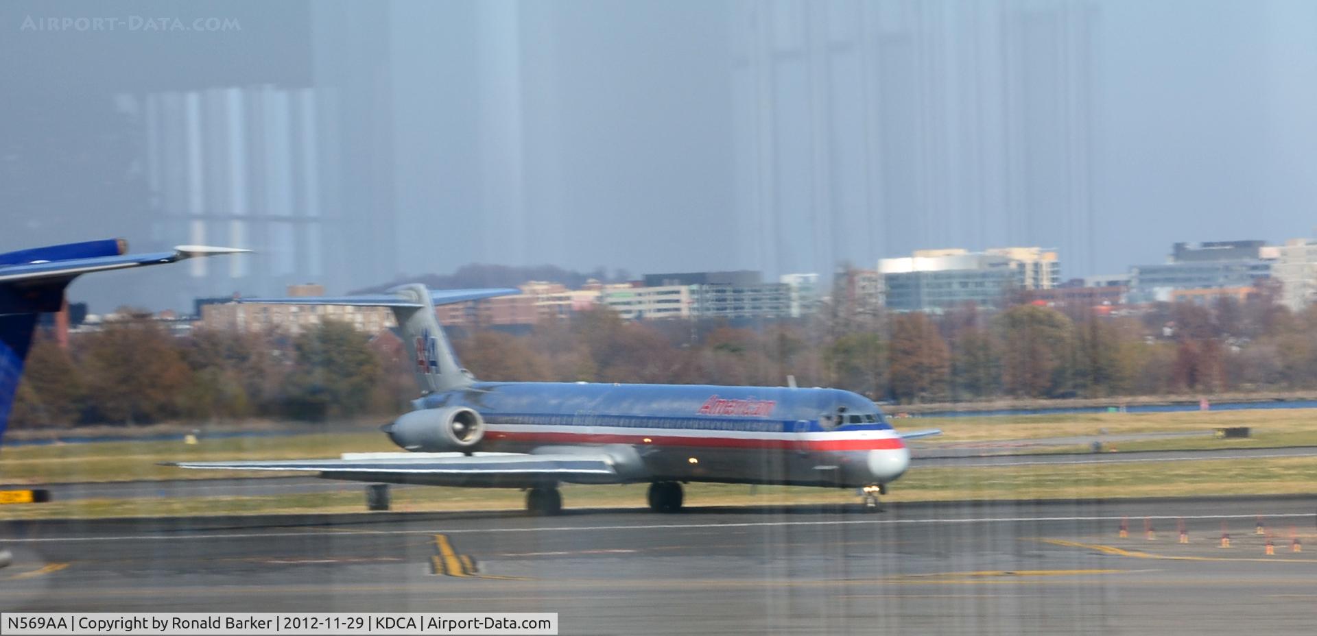 N569AA, 1987 McDonnell Douglas MD-83 (DC-9-83) C/N 49351, Landing DCA