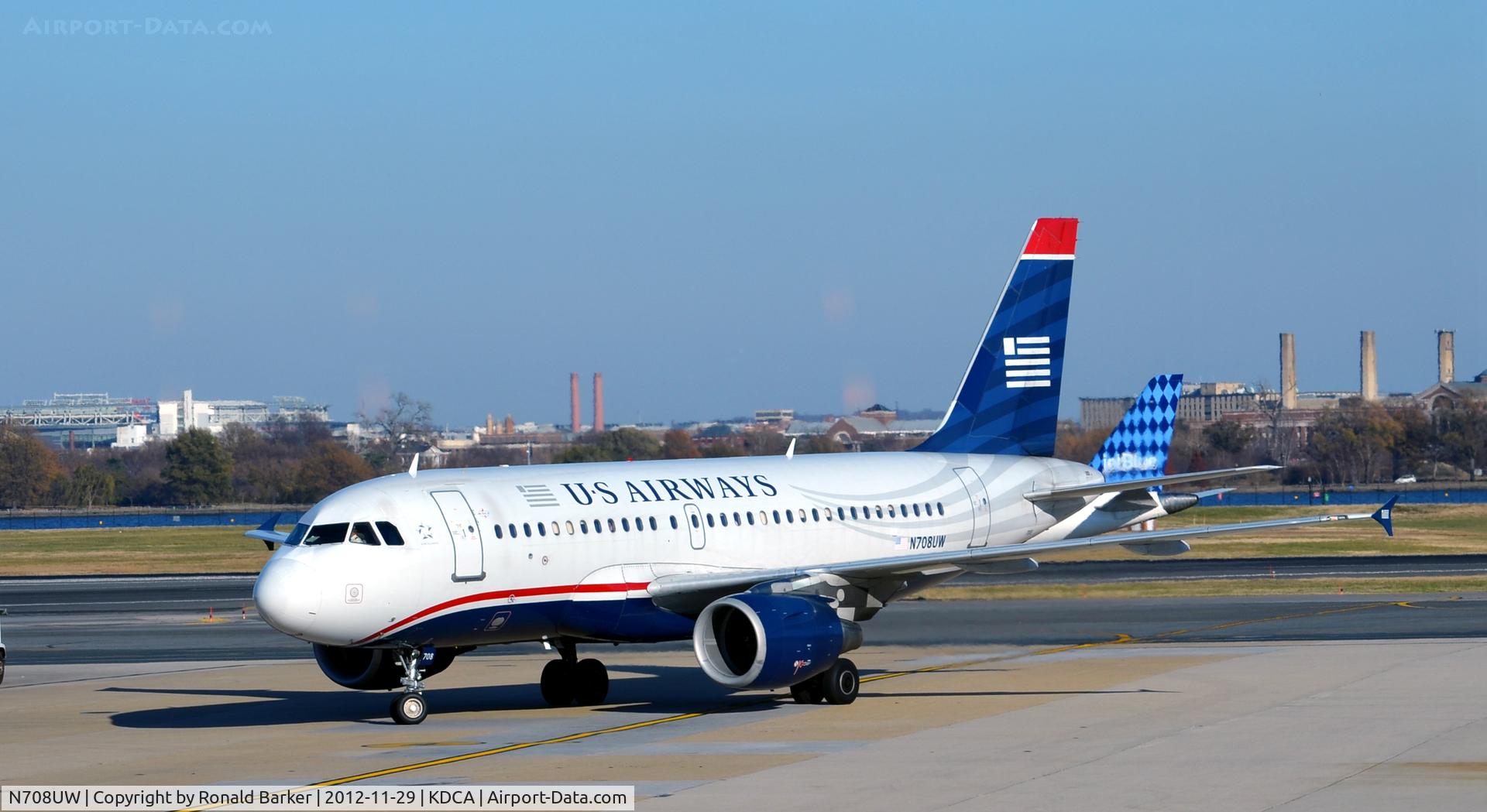 N708UW, 1999 Airbus A319-112 C/N 0972, Taxi DCA