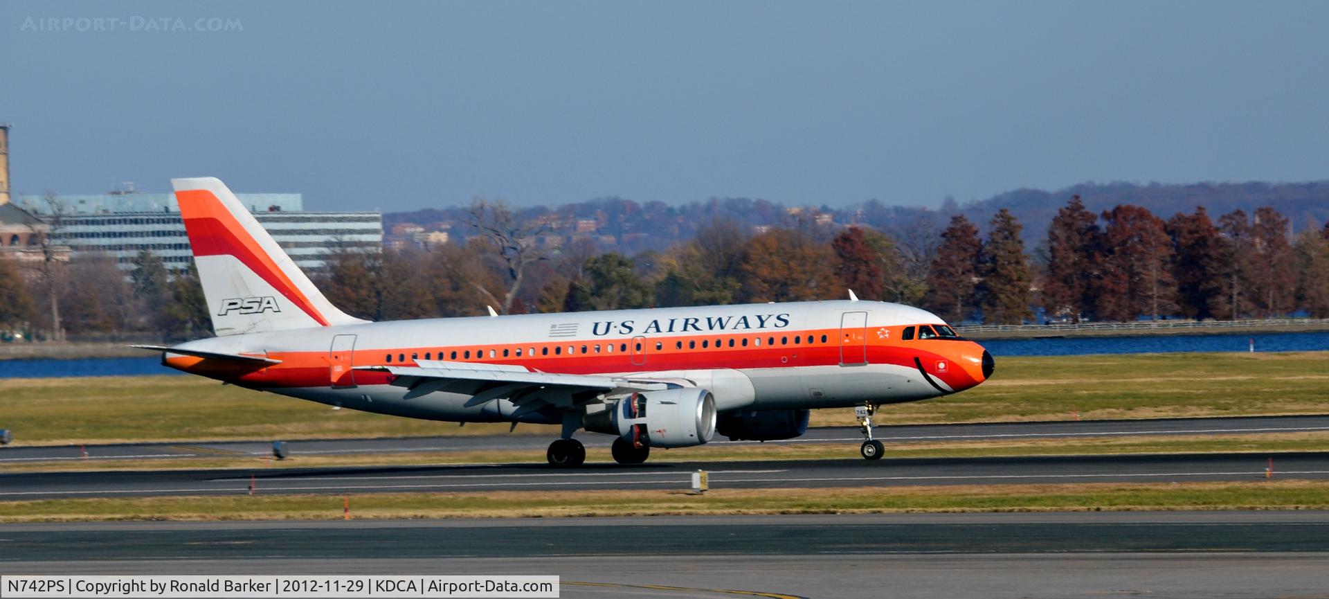 N742PS, 2000 Airbus A319-112 C/N 1275, Landing DCA