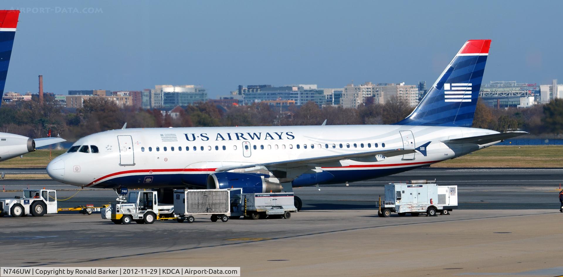 N746UW, 2000 Airbus A319-112 C/N 1297, Pushback DCA