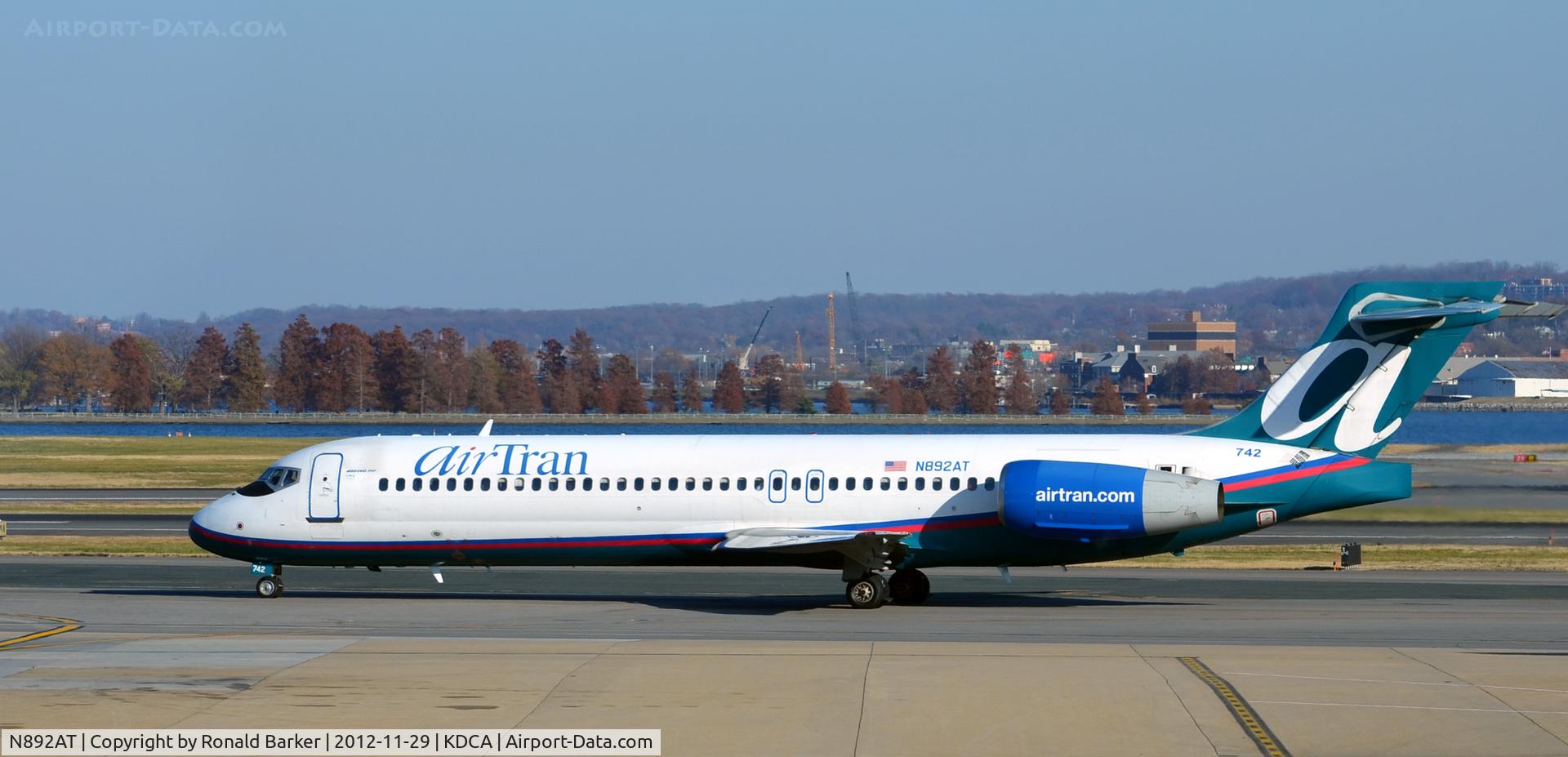 N892AT, 2004 Boeing 717-200 C/N 55044, Taxi DCA