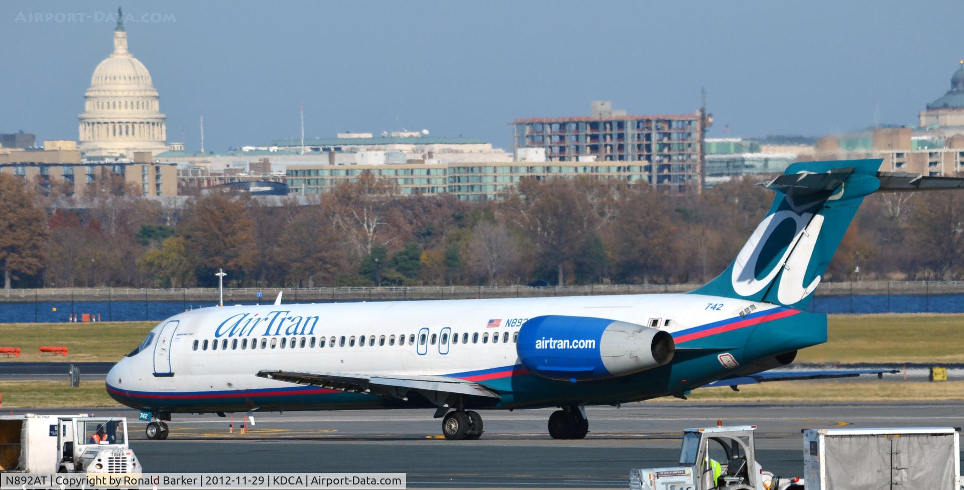 N892AT, 2004 Boeing 717-200 C/N 55044, Taxi DCA with US Capitol in background