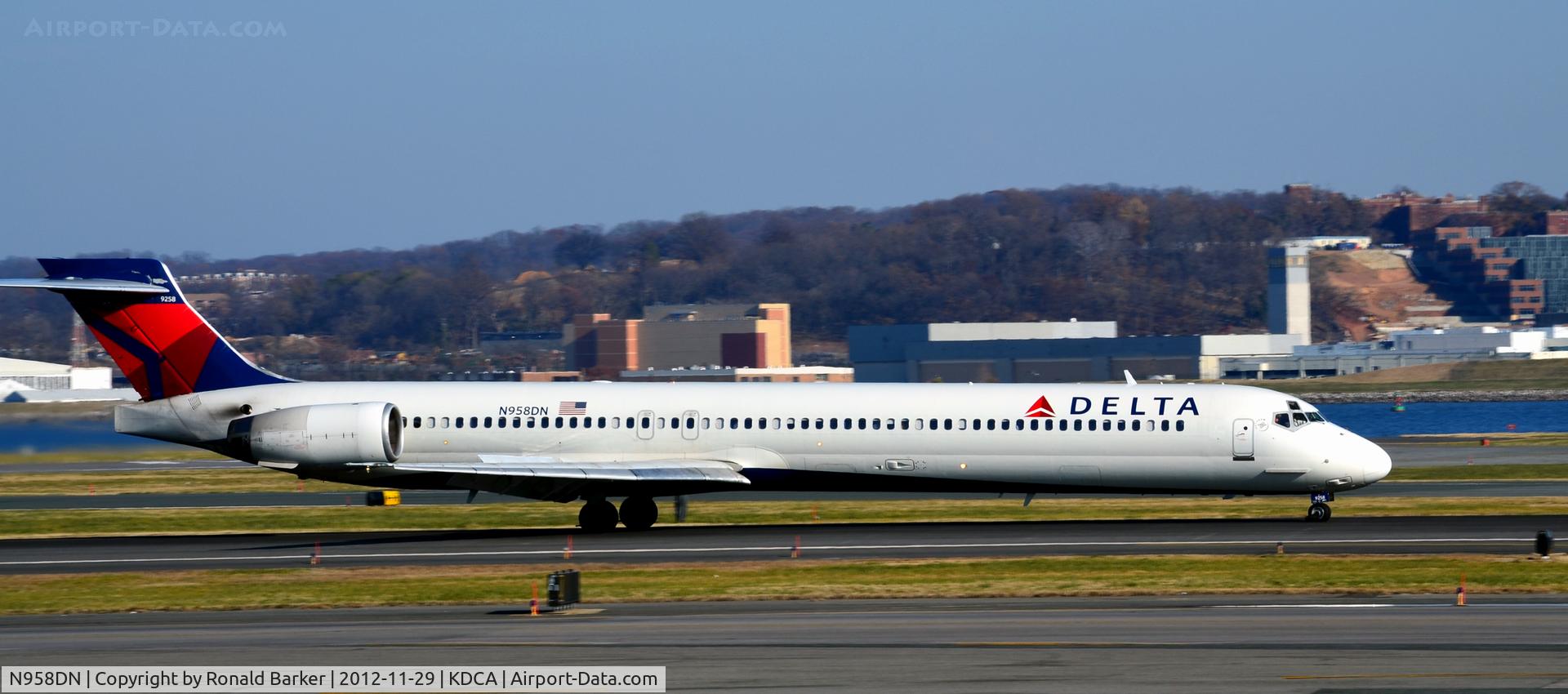 N958DN, McDonnell Douglas MD-90-30 C/N 53528, Landing DCA