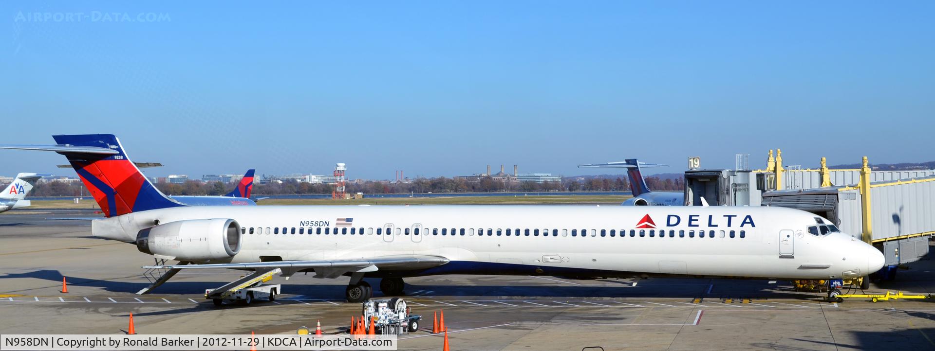N958DN, McDonnell Douglas MD-90-30 C/N 53528, DCA VA