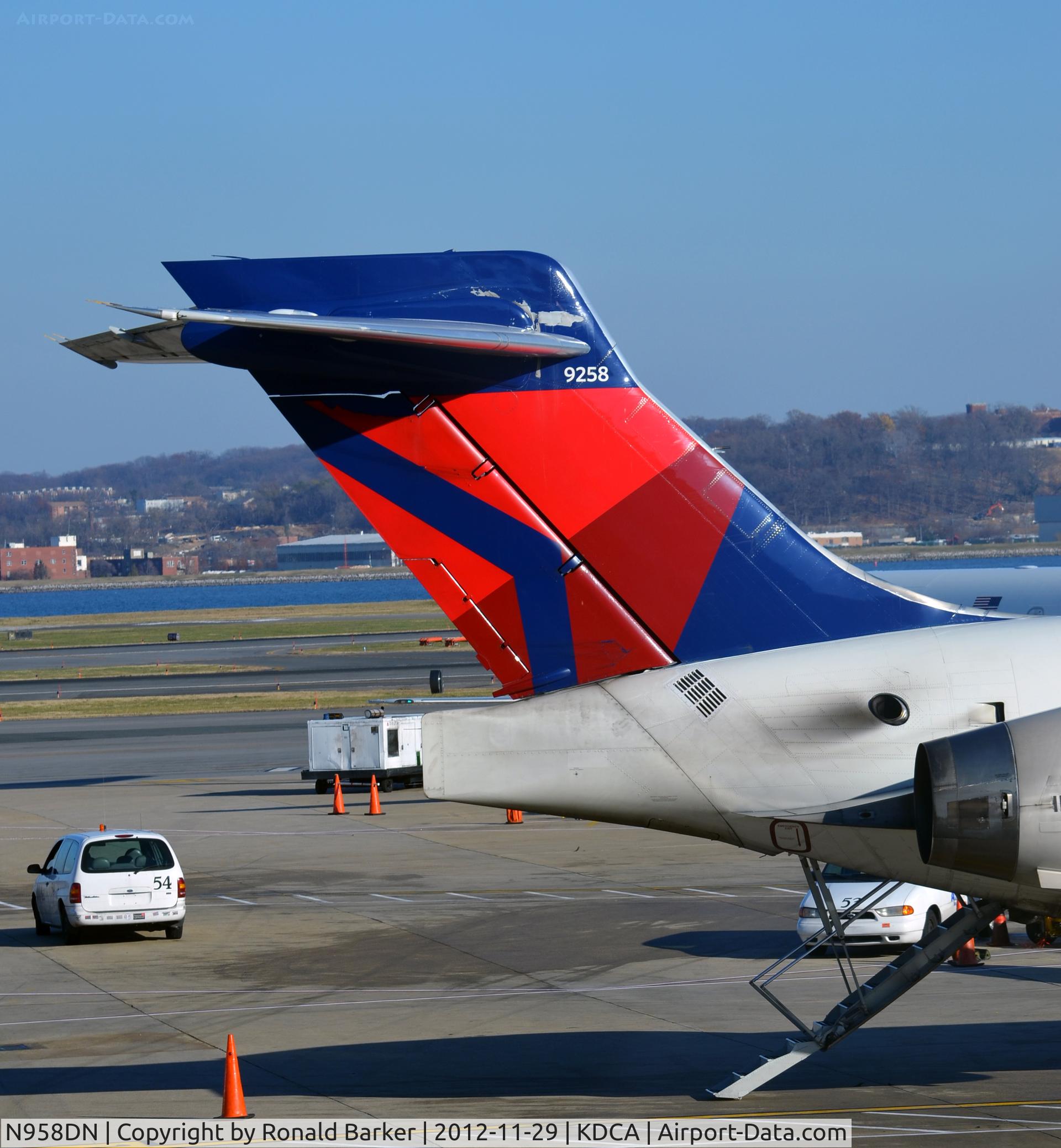 N958DN, McDonnell Douglas MD-90-30 C/N 53528, DCA VA