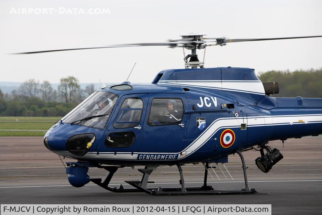 F-MJCV, 1989 Aerospatiale AS-350B Ecureuil C/N 2118, Take off