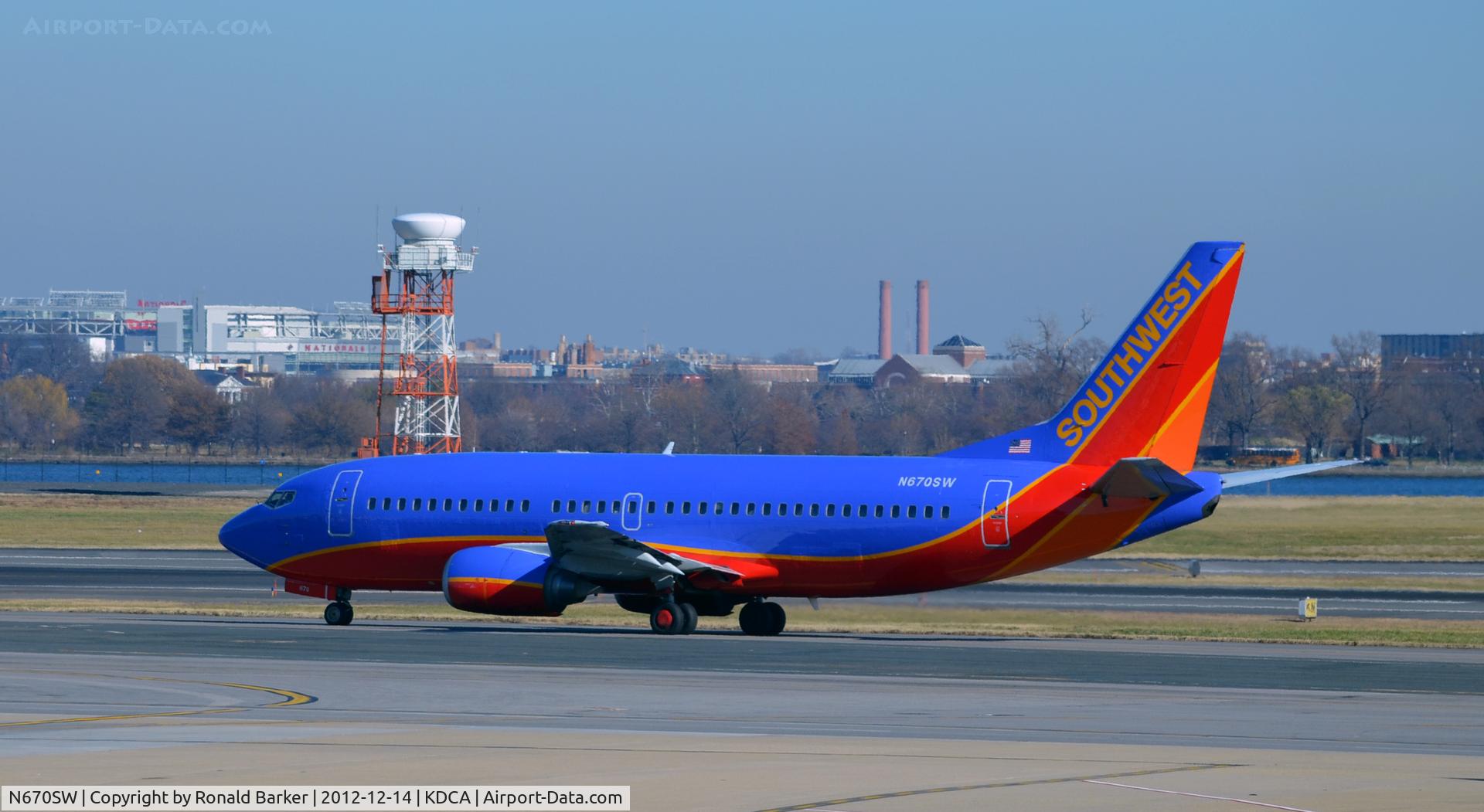 N670SW, 1988 Boeing 737-3G7 C/N 23784, Taxi DCA