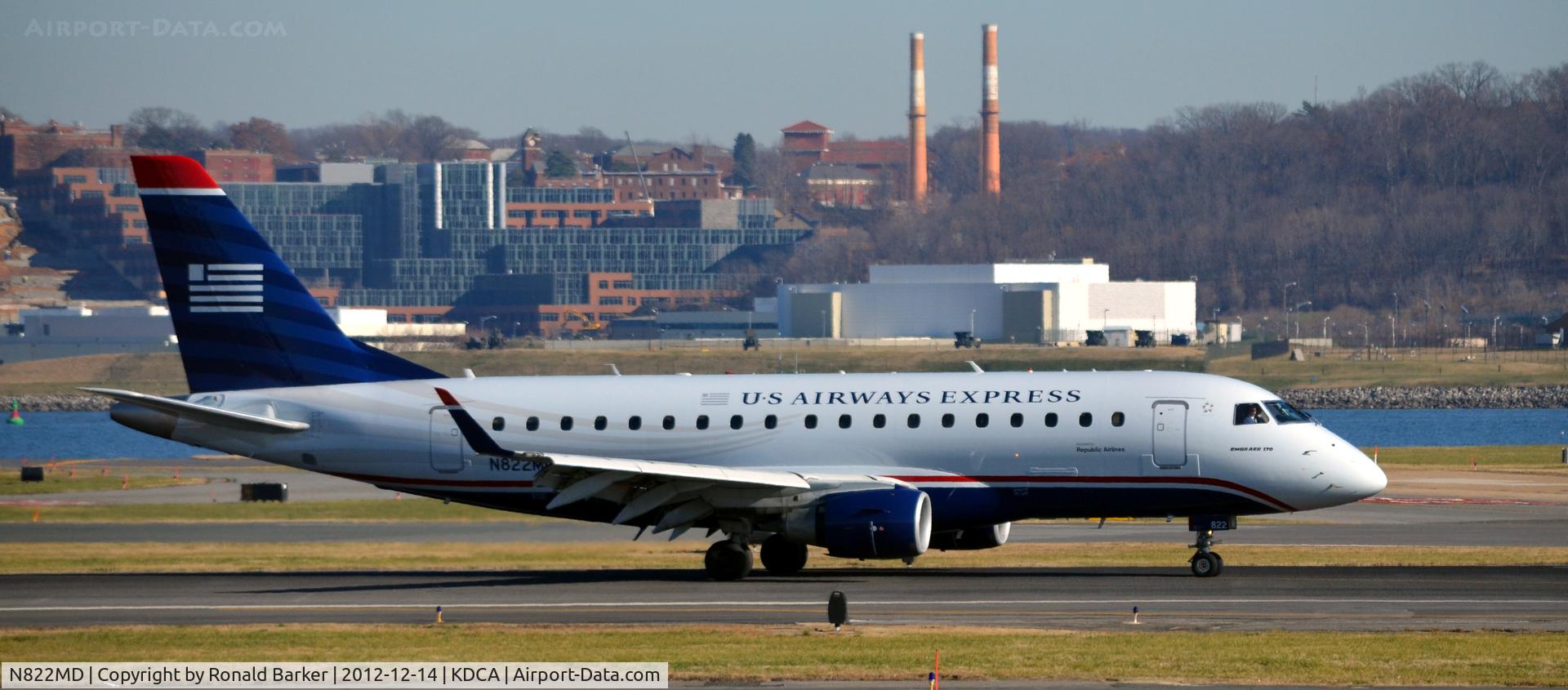N822MD, 2004 Embraer 170SU (ERJ-170-100SU) C/N 17000043, Landing DCA