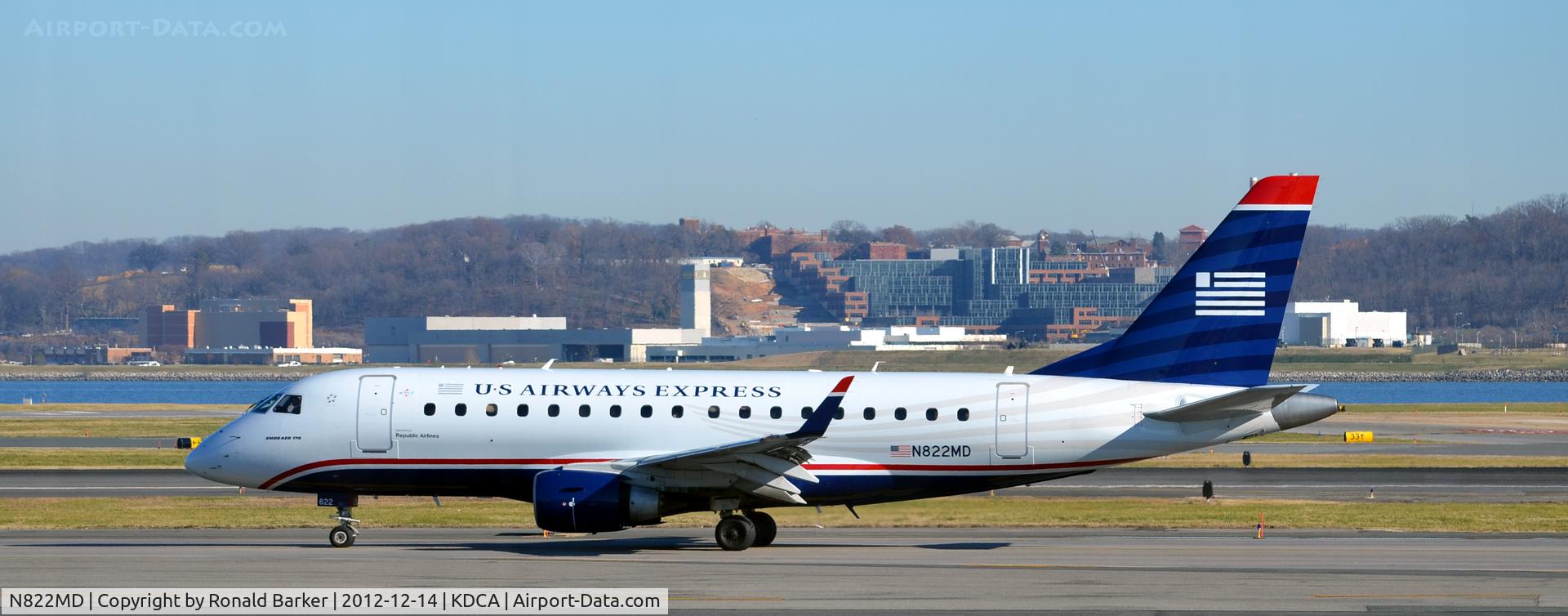 N822MD, 2004 Embraer 170SU (ERJ-170-100SU) C/N 17000043, Taxi DCA