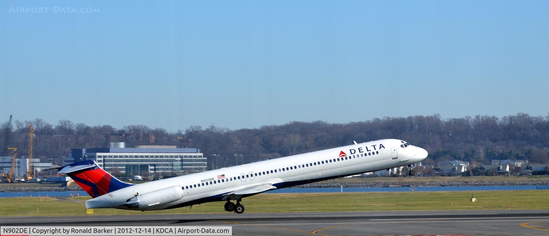 N902DE, 1992 McDonnell Douglas MD-88 C/N 53379, Takeoff DCA