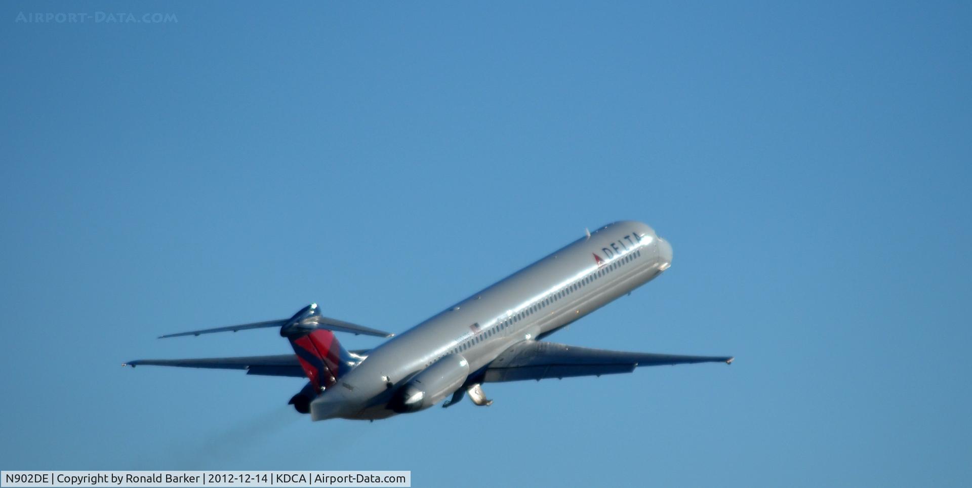 N902DE, 1992 McDonnell Douglas MD-88 C/N 53379, Takeof DCA