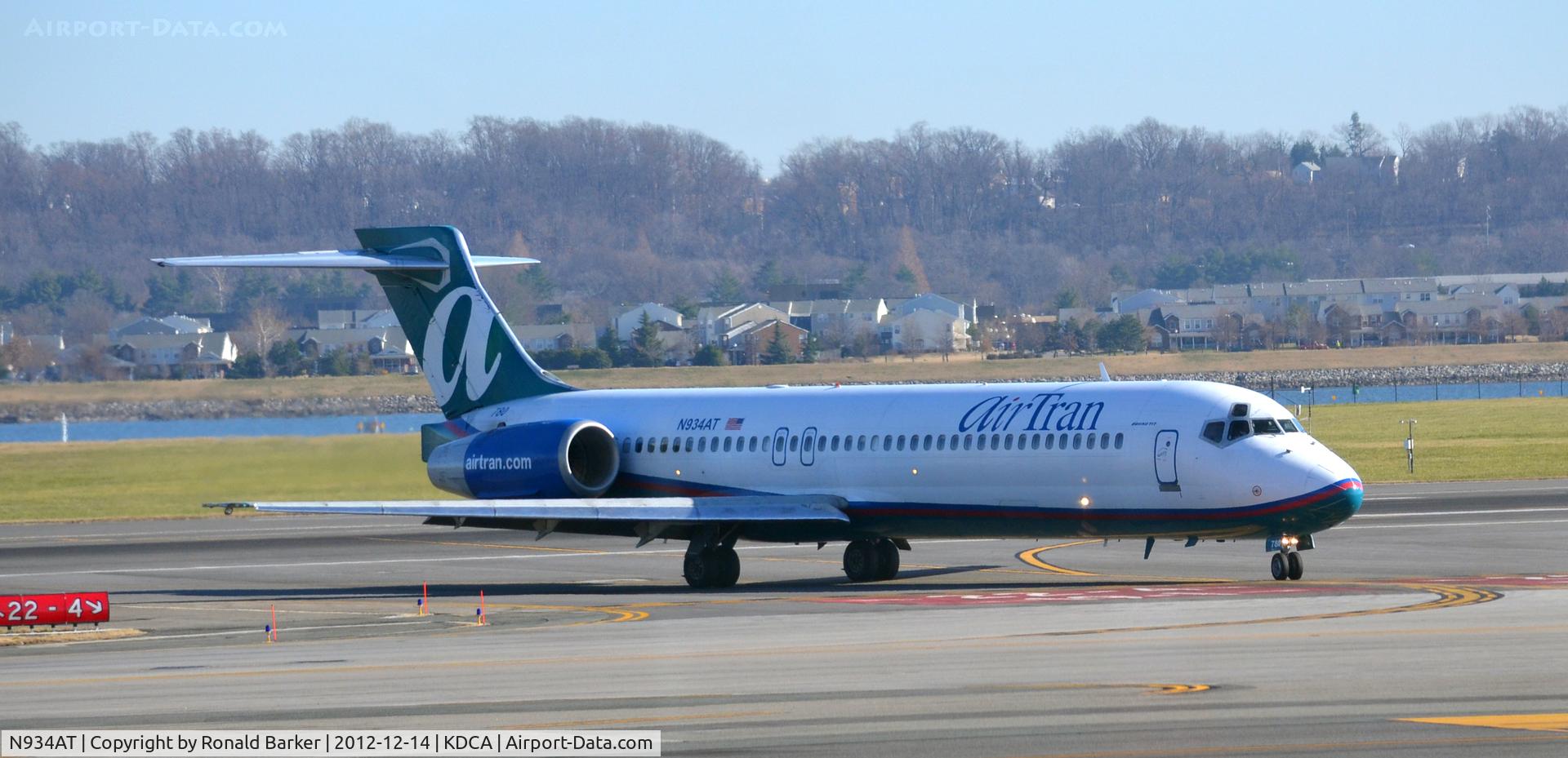 N934AT, 2000 Boeing 717-200 C/N 55070, Taxi DCA
