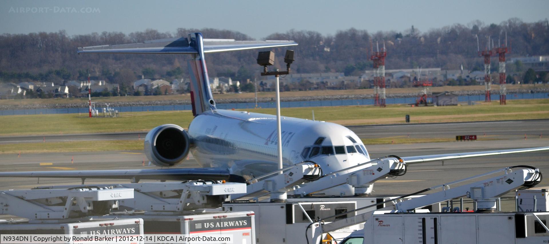 N934DN, 1996 McDonnell Douglas MD-90-30 C/N 53462, DCA VA