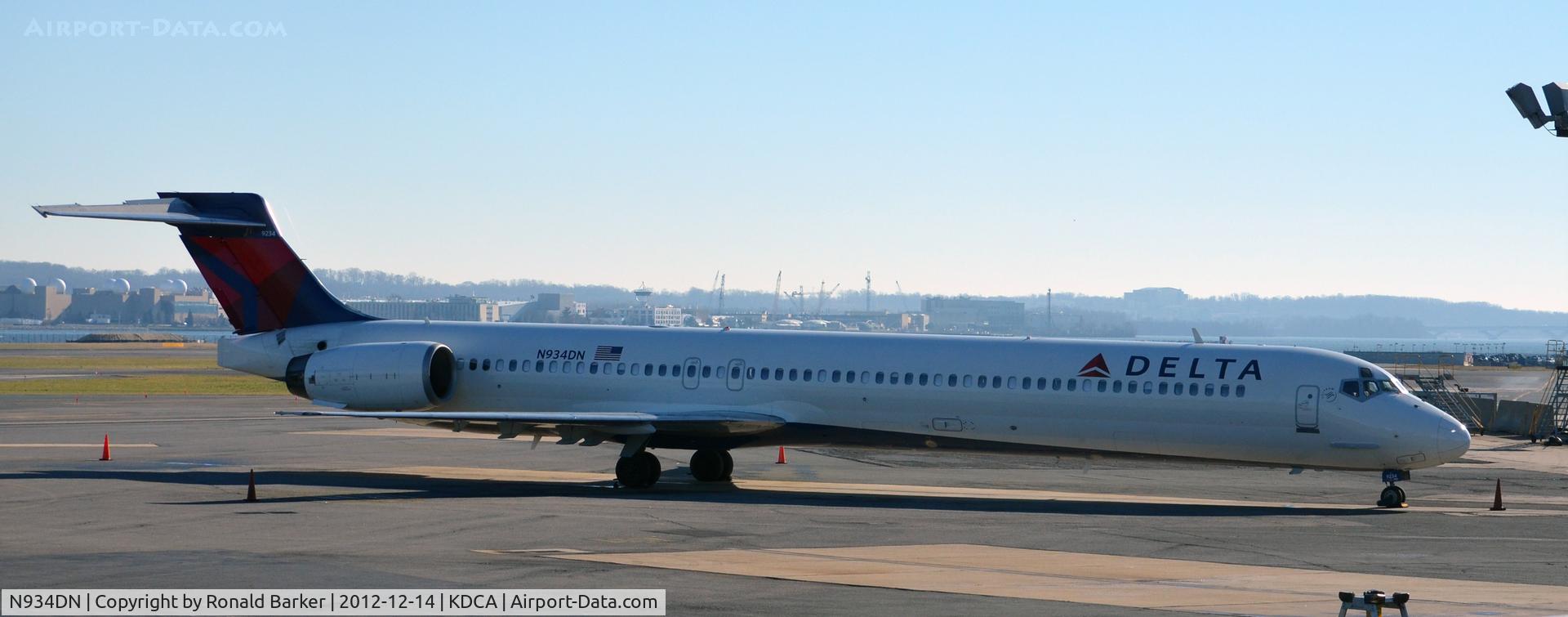 N934DN, 1996 McDonnell Douglas MD-90-30 C/N 53462, DCA VA