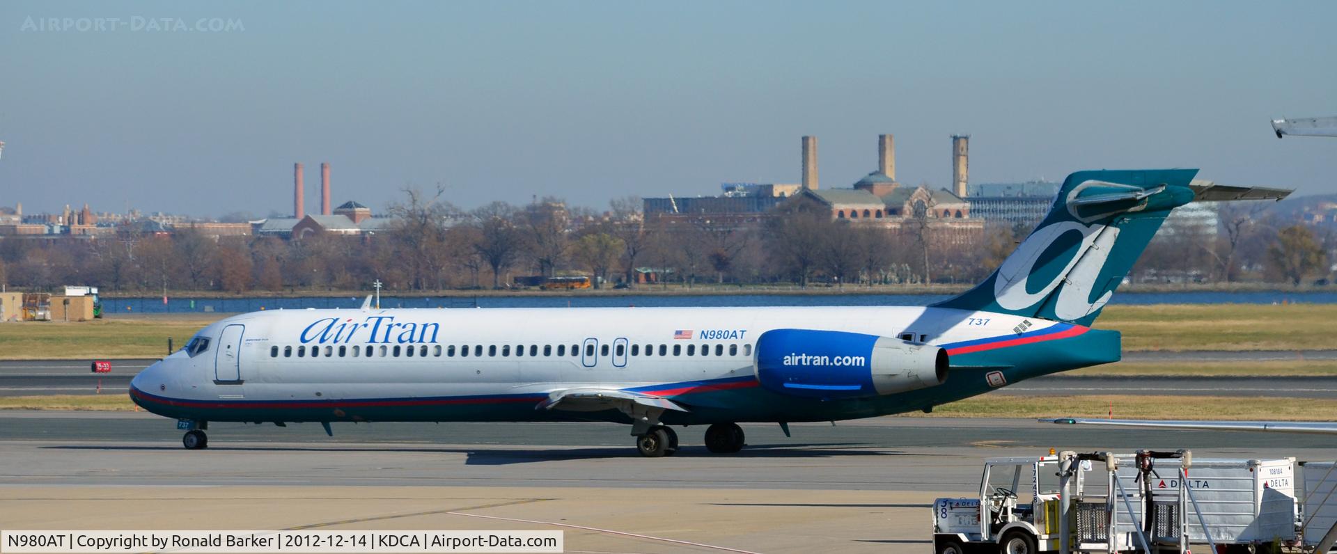 N980AT, 2002 Boeing 717-200 C/N 55039, Taxi DCA