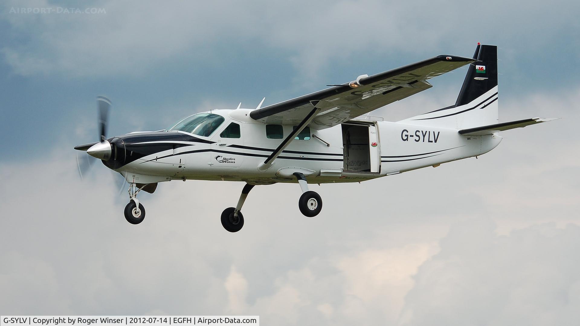 G-SYLV, 2002 Cessna 208B  Grand Caravan C/N 208B0936, Resident aircraft on finals to Runway 28 after droping Skydivers.