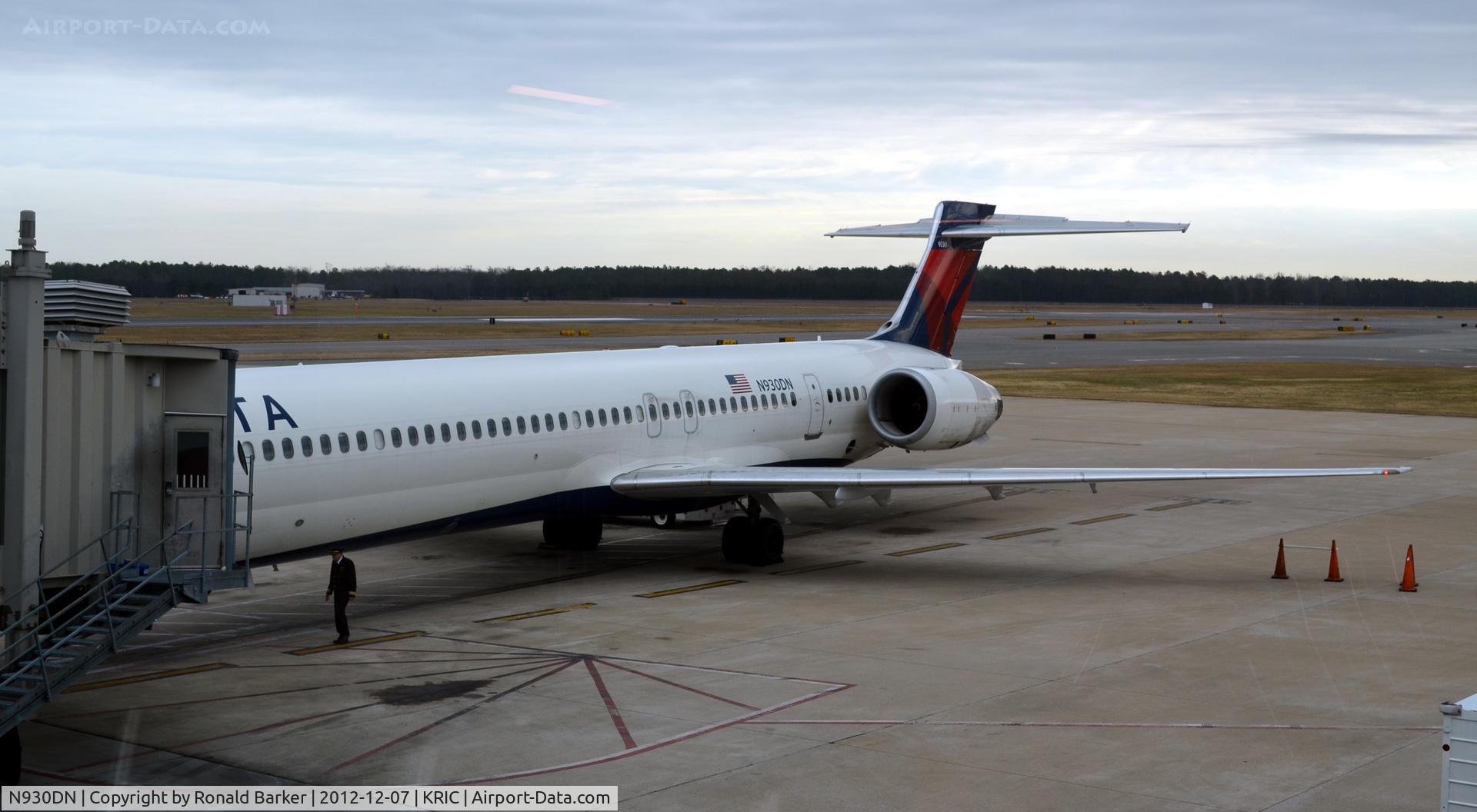 N930DN, 1996 McDonnell Douglas MD-90-30 C/N 53458, RIC VA