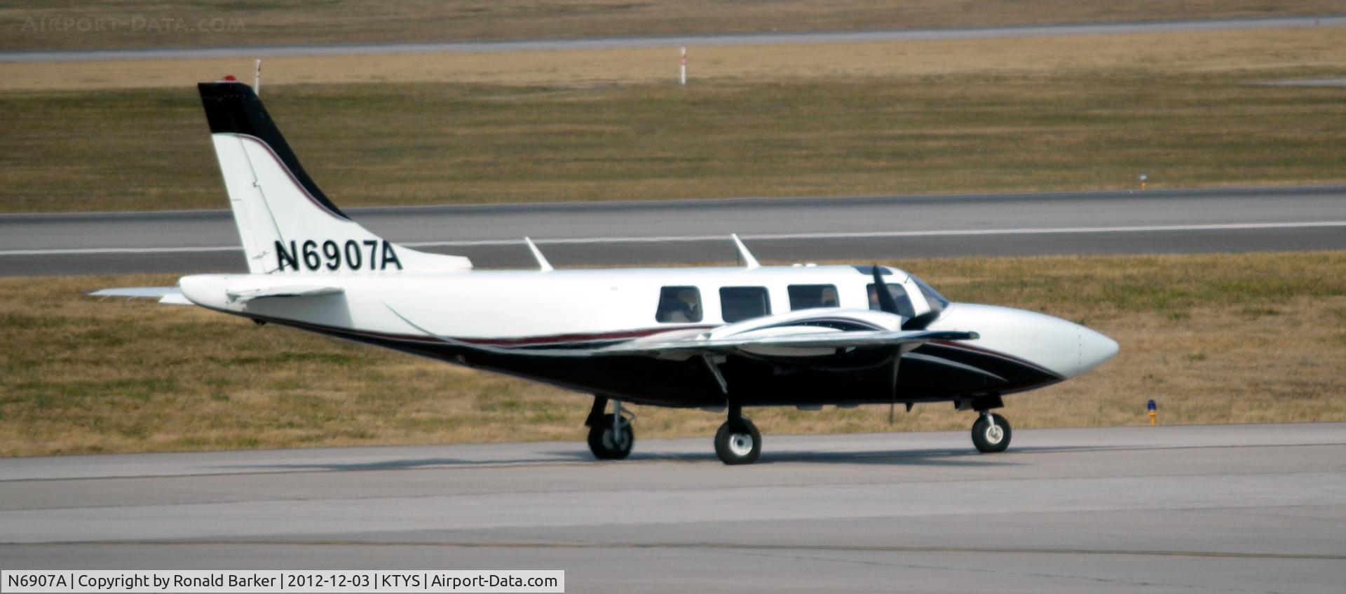 N6907A, 1984 Piper PA-60-700P C/N 60-8423022, Taxi TYS