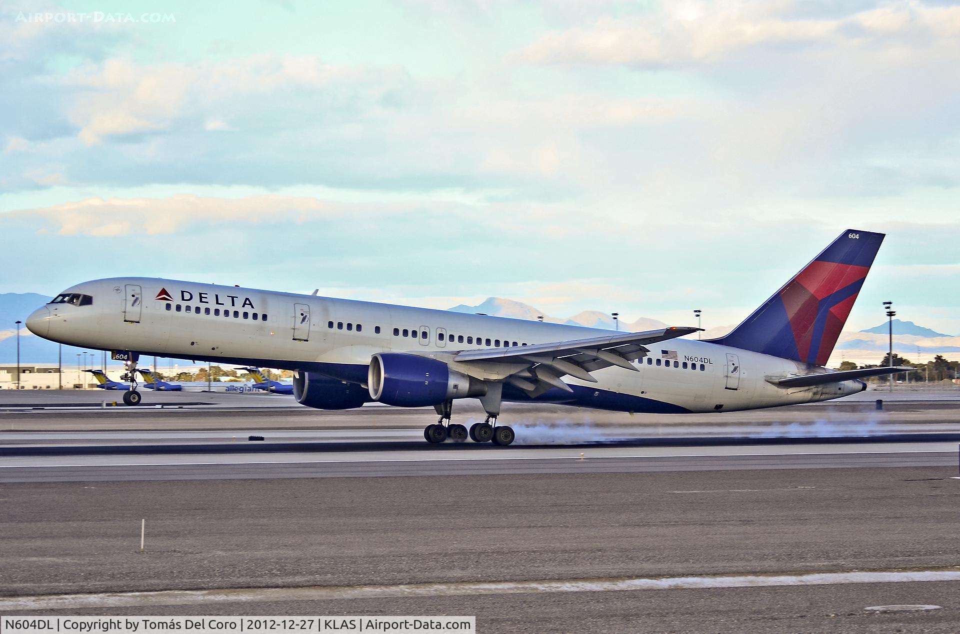 N604DL, 1984 Boeing 757-232 C/N 22811, N604DL Delta Air Lines 1984 Boeing 757-232 C/N 22811

- Las Vegas - McCarran International (LAS / KLAS)
USA - Nevada, December 27, 2012
Photo: Tomás Del Coro