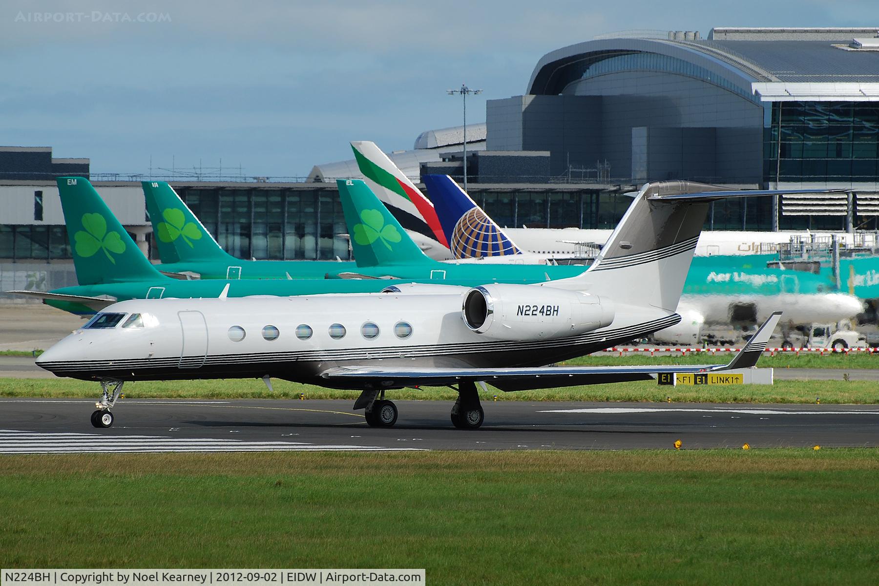 N224BH, 2011 Gulfstream Aerospace GIV-X (G450) C/N 4241, Photographed about to depart off Rwy 28 at EIDW.
