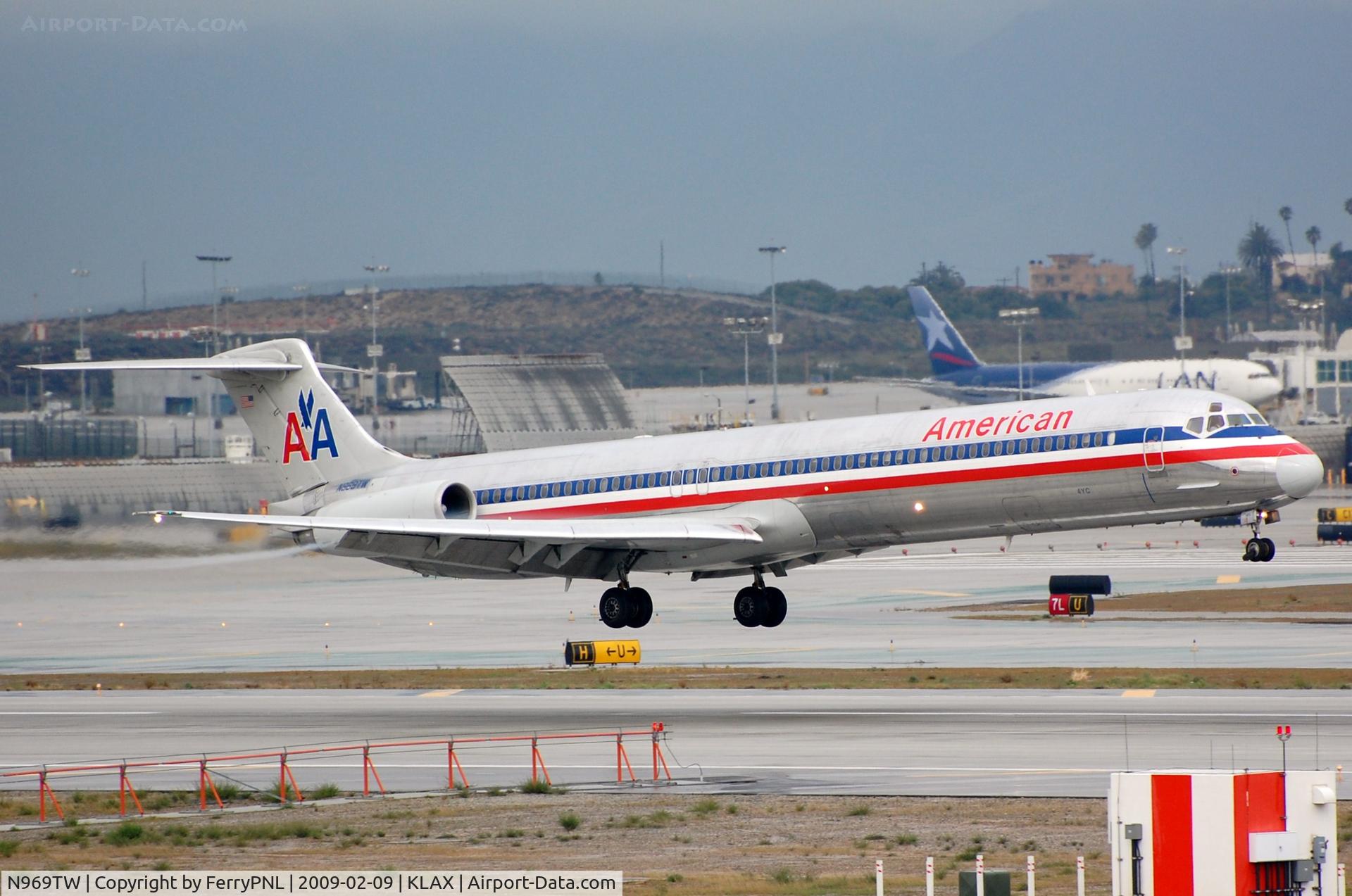 N969TW, 1999 McDonnell Douglas MD-83 (DC-9-83) C/N 53619, Arriving in a wet LAX this morning