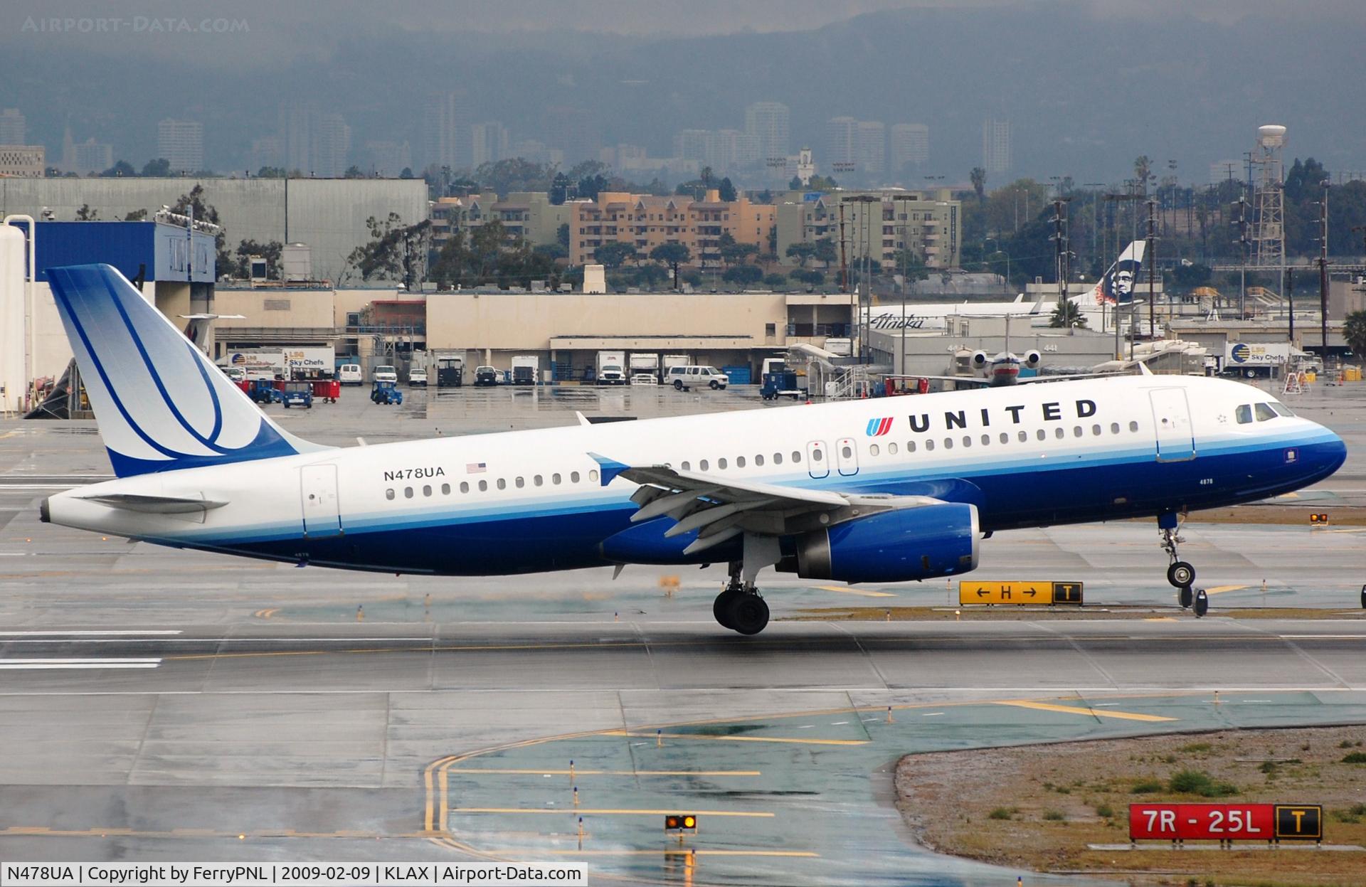N478UA, 2001 Airbus A320-232 C/N 1533, UA Airbus N478UA Lands in a wet LAX