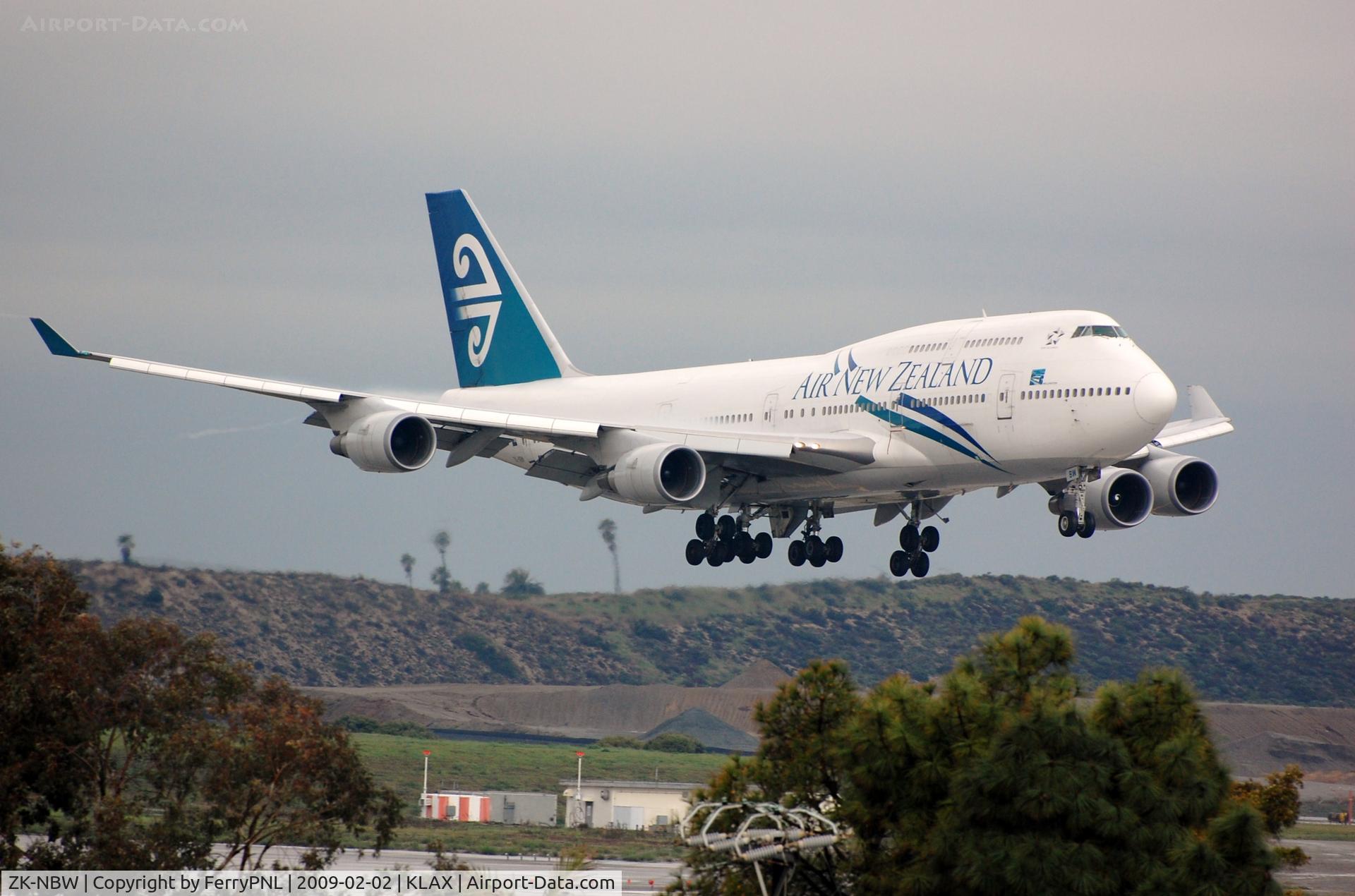 ZK-NBW, 1999 Boeing 747-419BDS(F) C/N 29375, Arriving after a long flight